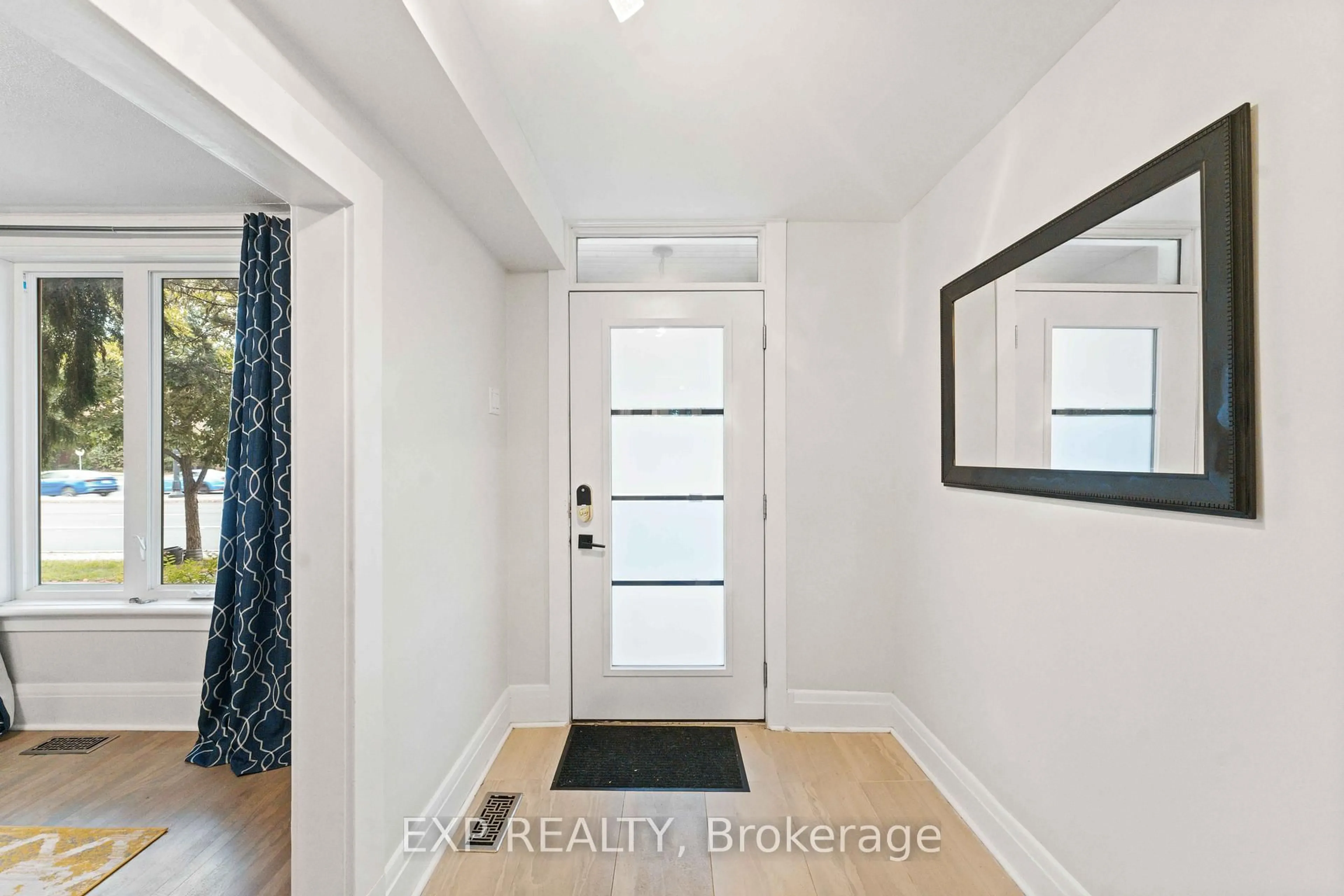 Indoor entryway for 162 KING EDWARD Ave, Ottawa Ontario K1N 7L3