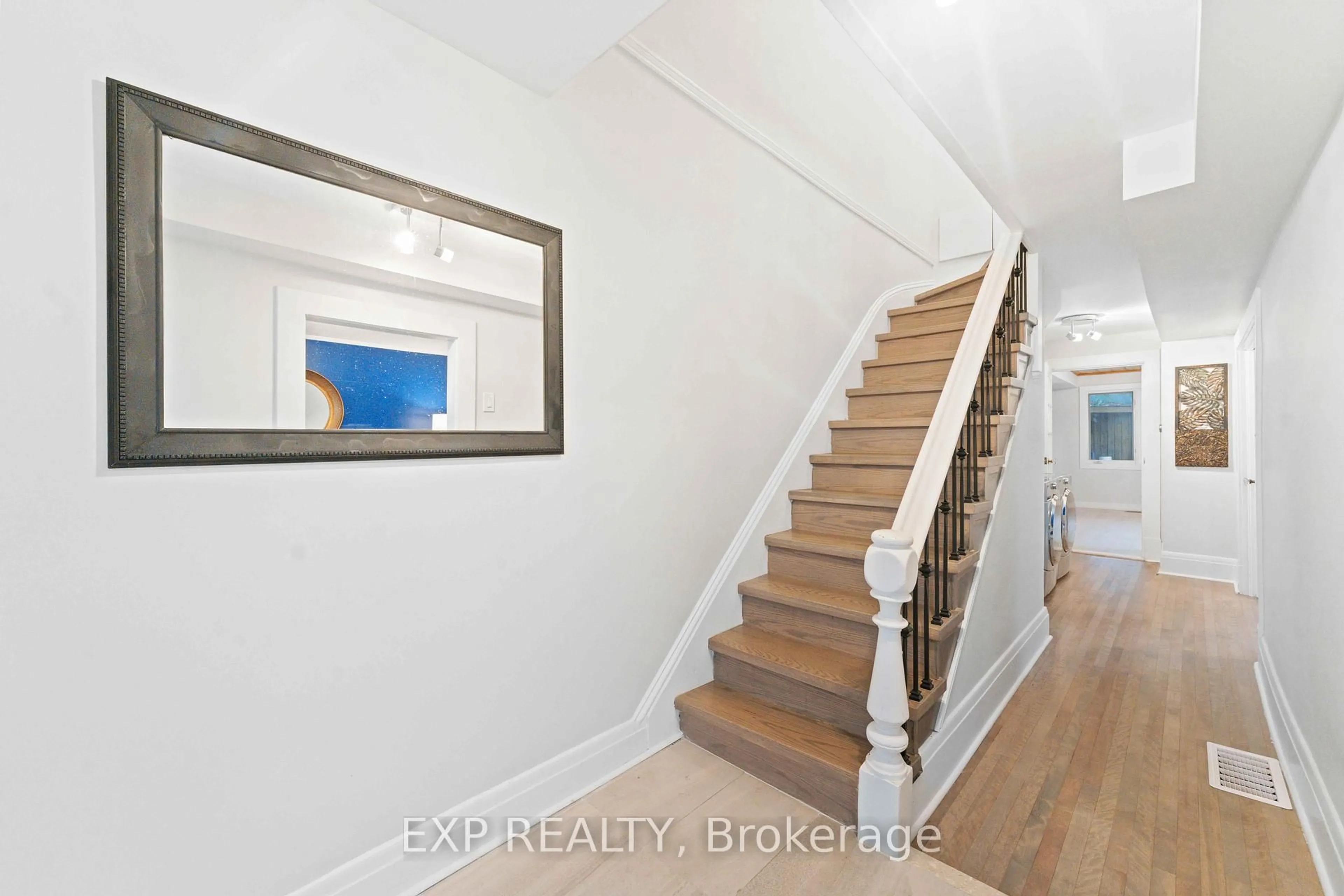 Indoor entryway for 162 KING EDWARD Ave, Ottawa Ontario K1N 7L3