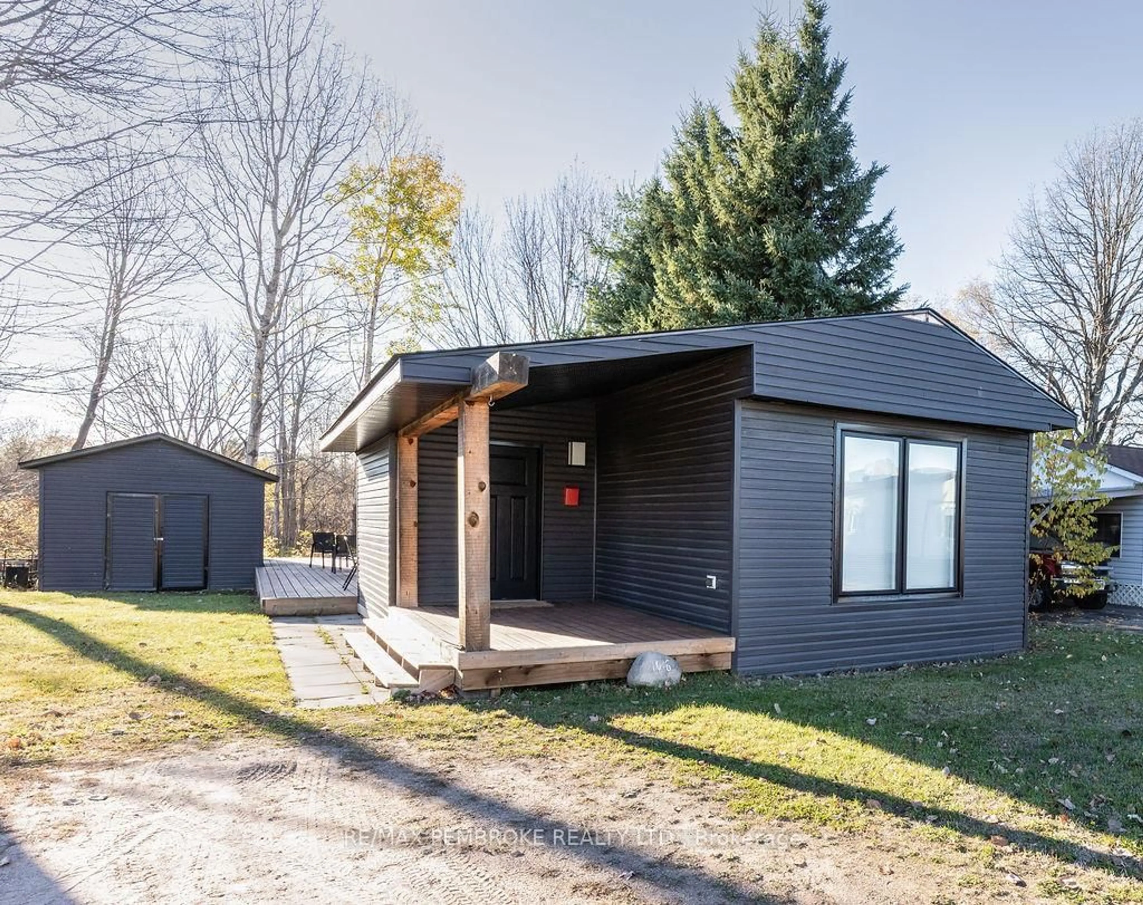 Home with vinyl exterior material, street for 106 Pinehurst Estates, Petawawa Ontario K8H 2H2