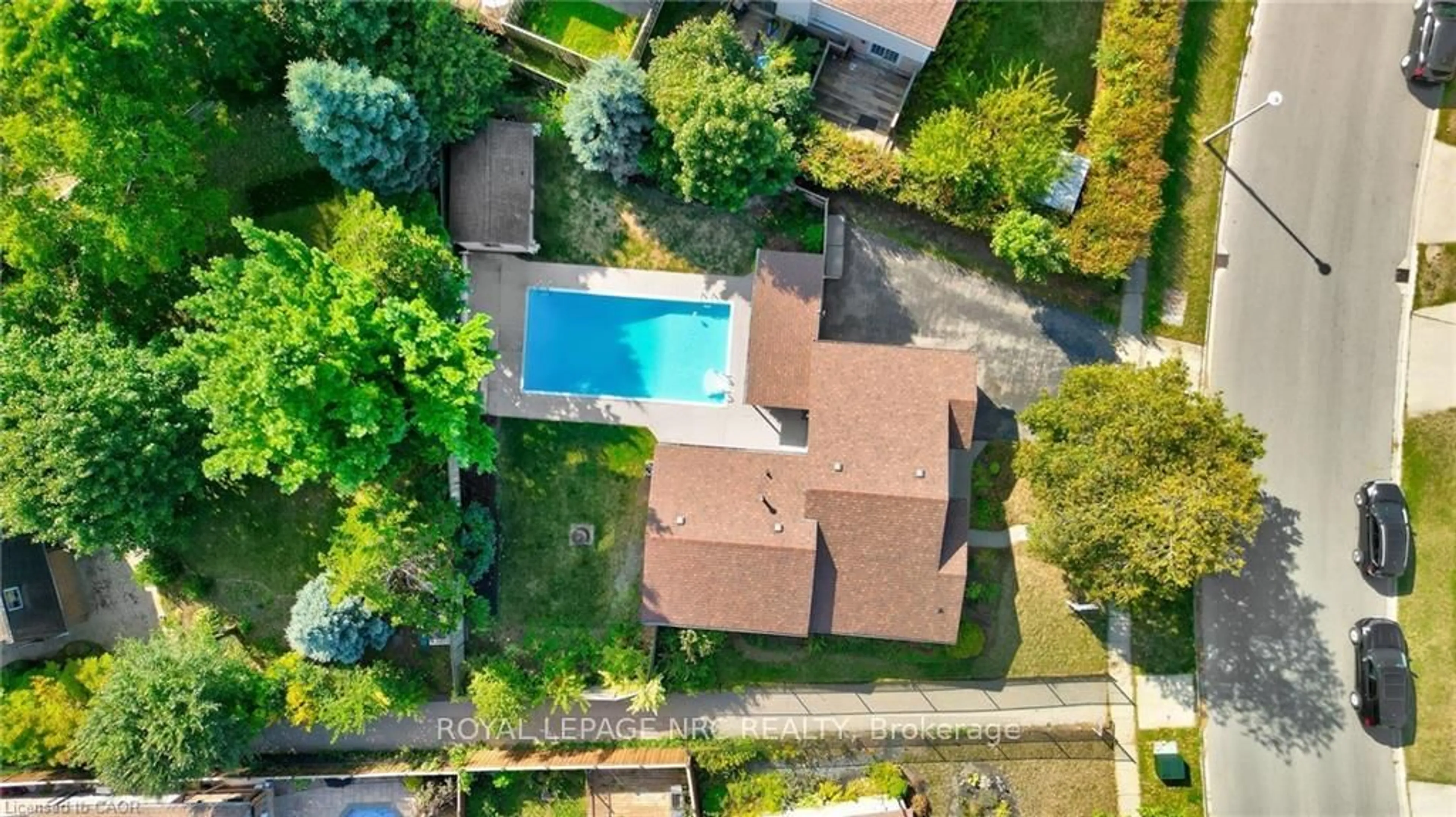 A pic from outside/outdoor area/front of a property/back of a property/a pic from drone, street for 23 Bismark Dr, Cambridge Ontario N1S 4E6