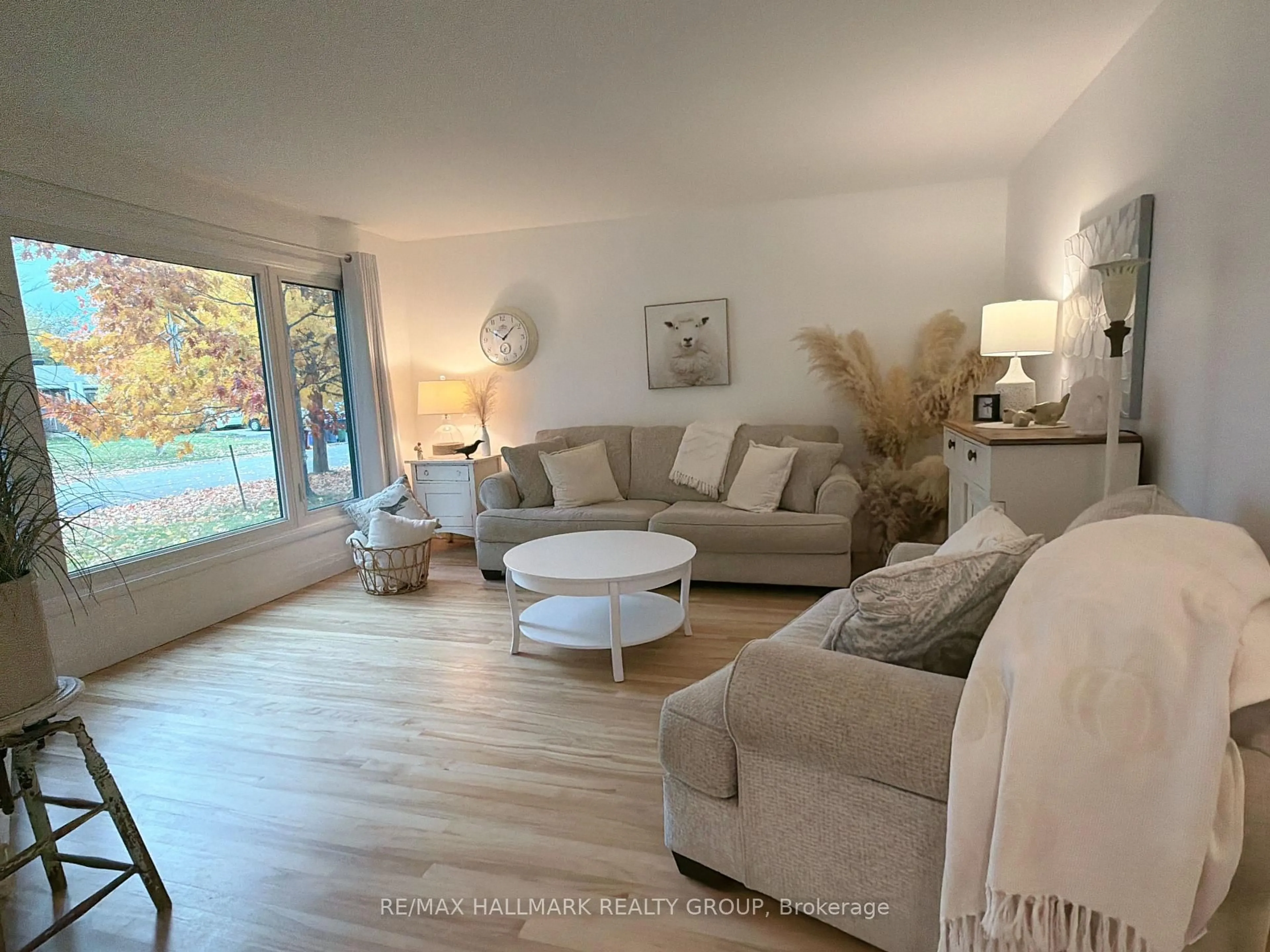 Living room with furniture, unknown for 2424 Joliffe St, Ottawa Ontario K1G 1G9