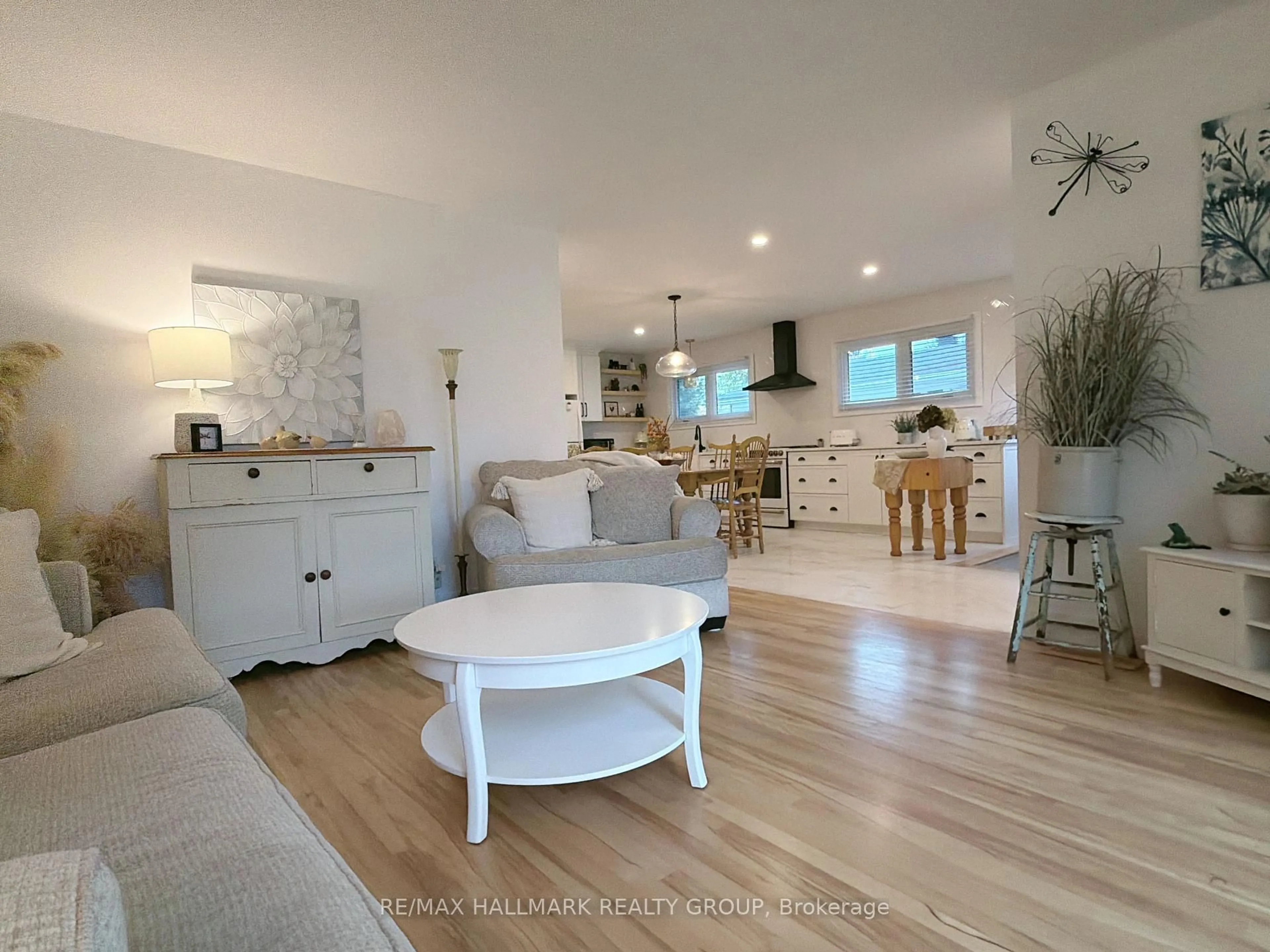 Living room with furniture, unknown for 2424 Joliffe St, Ottawa Ontario K1G 1G9