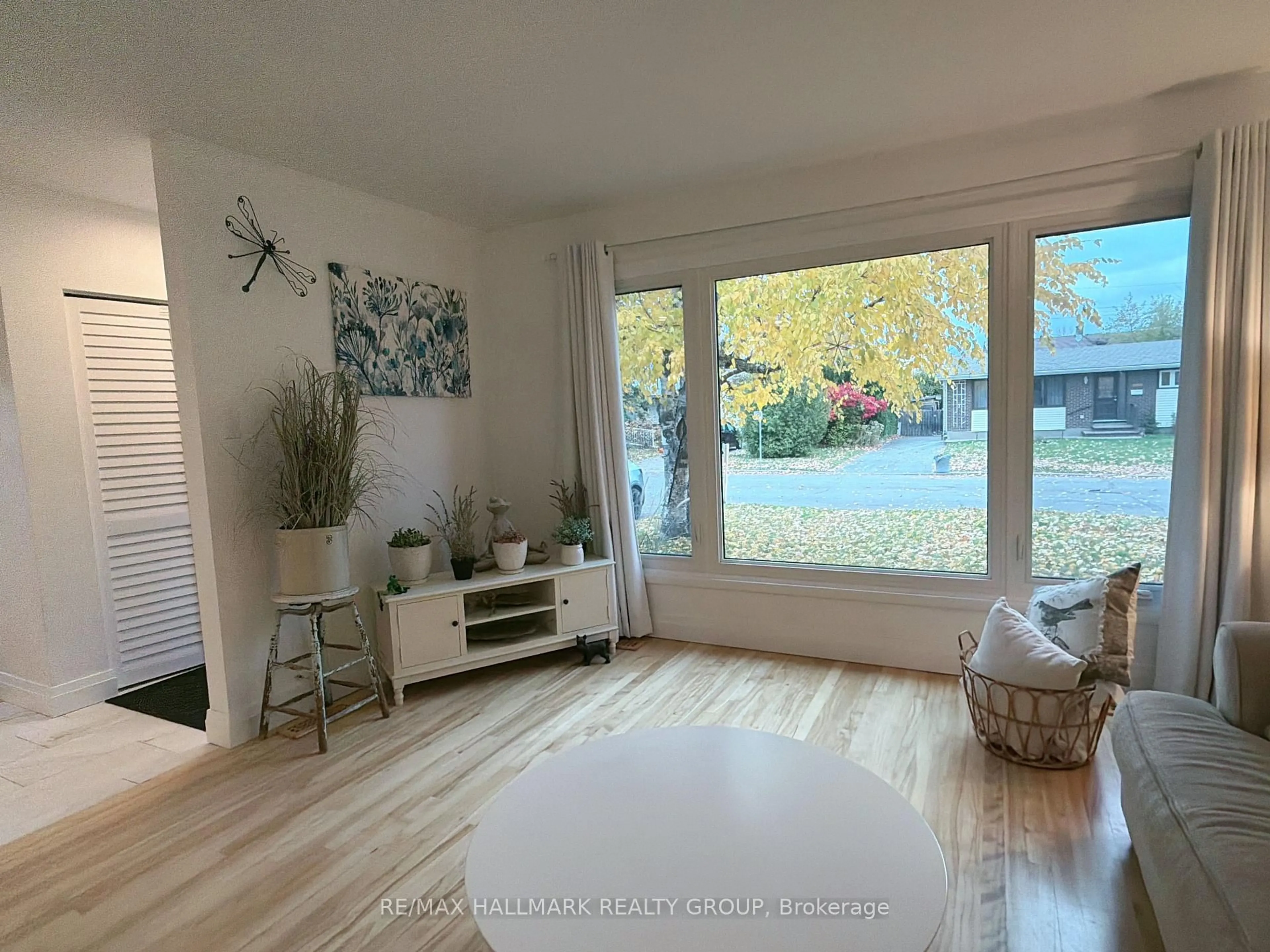 A pic of a room for 2424 Joliffe St, Ottawa Ontario K1G 1G9