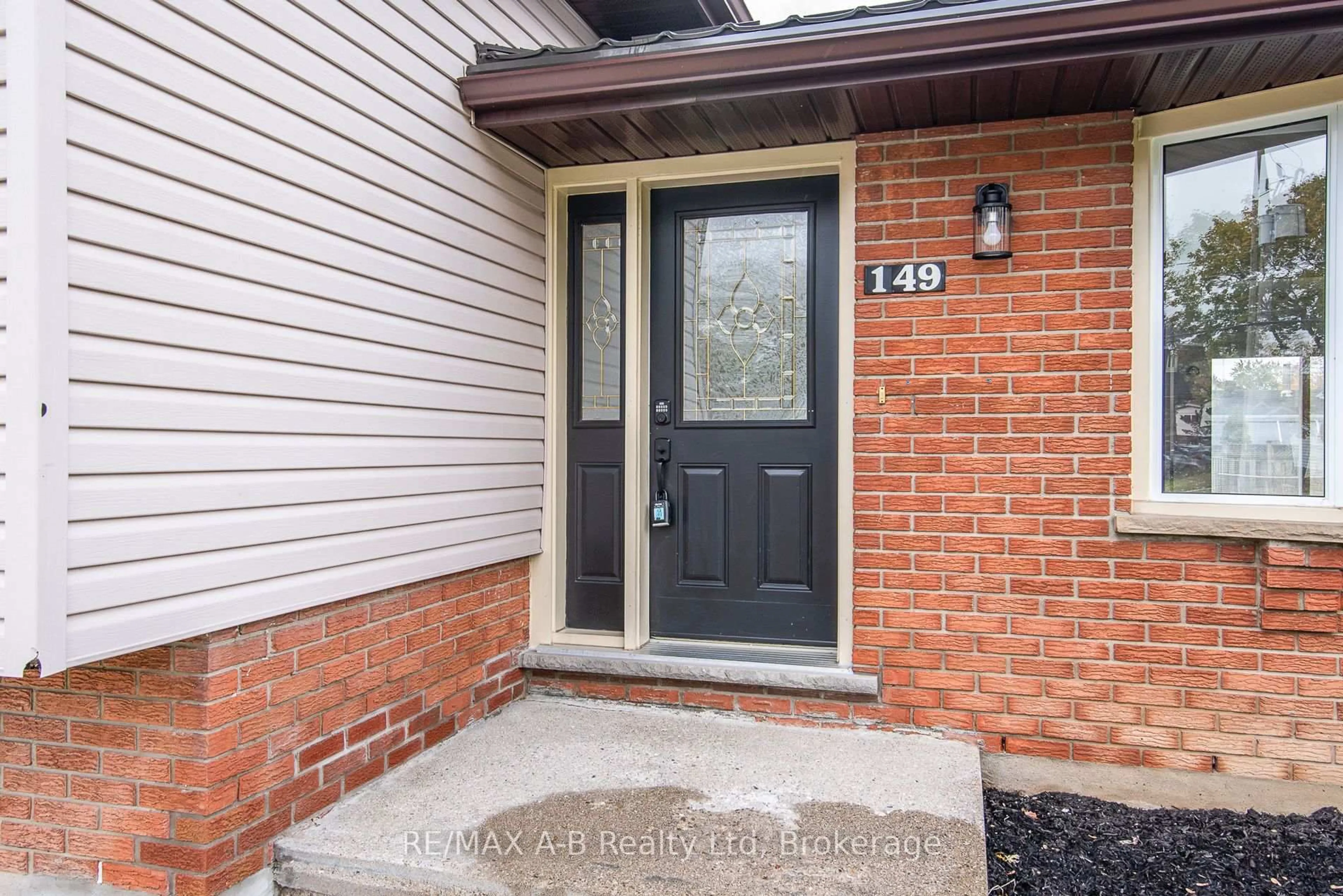 Indoor entryway for 149 Norfolk St, Stratford Ontario N5A 3Y7