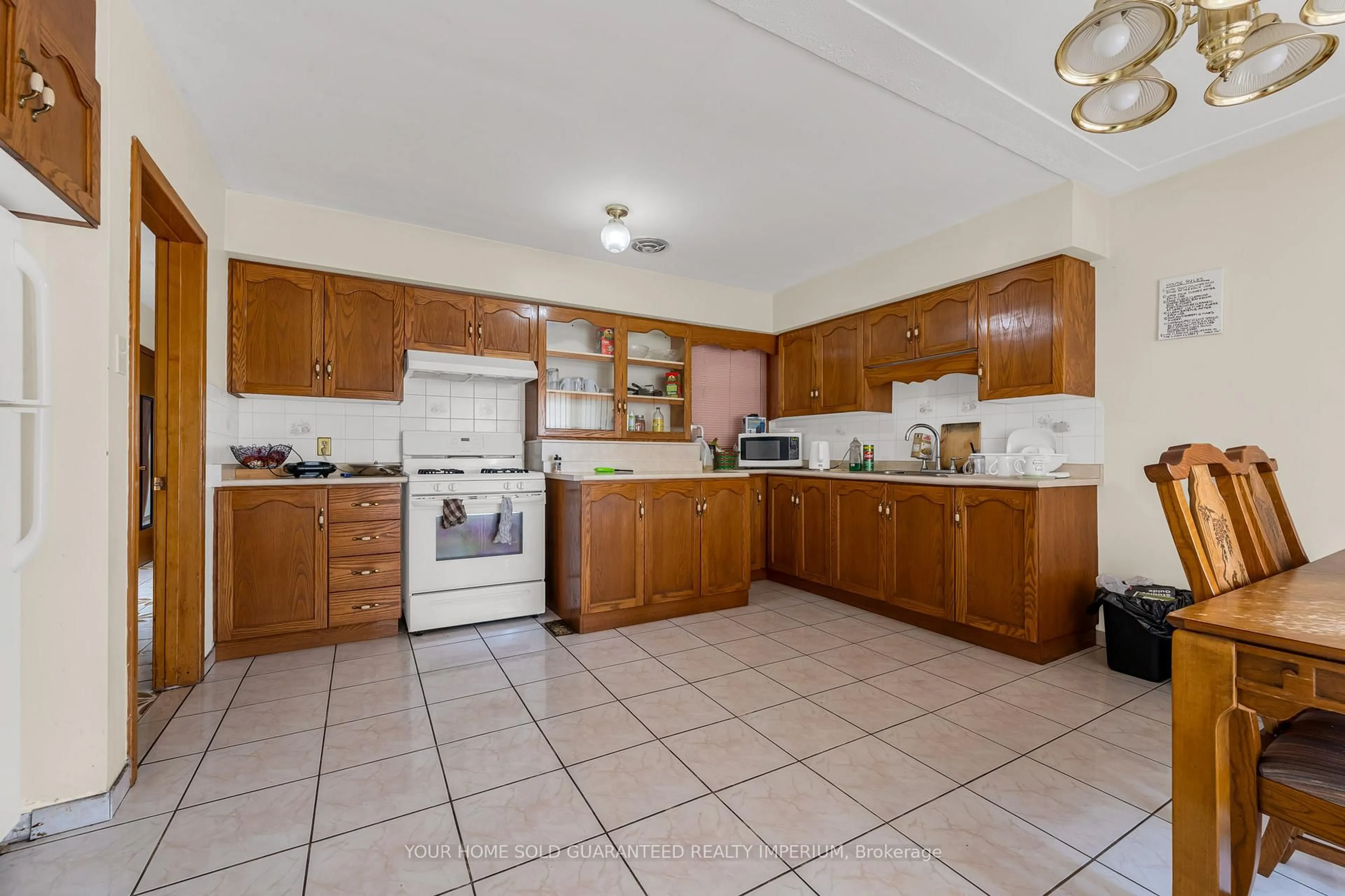 Standard kitchen, ceramic/tile floor for 103 Briarwood Cres, Hamilton Ontario L9C 4C3