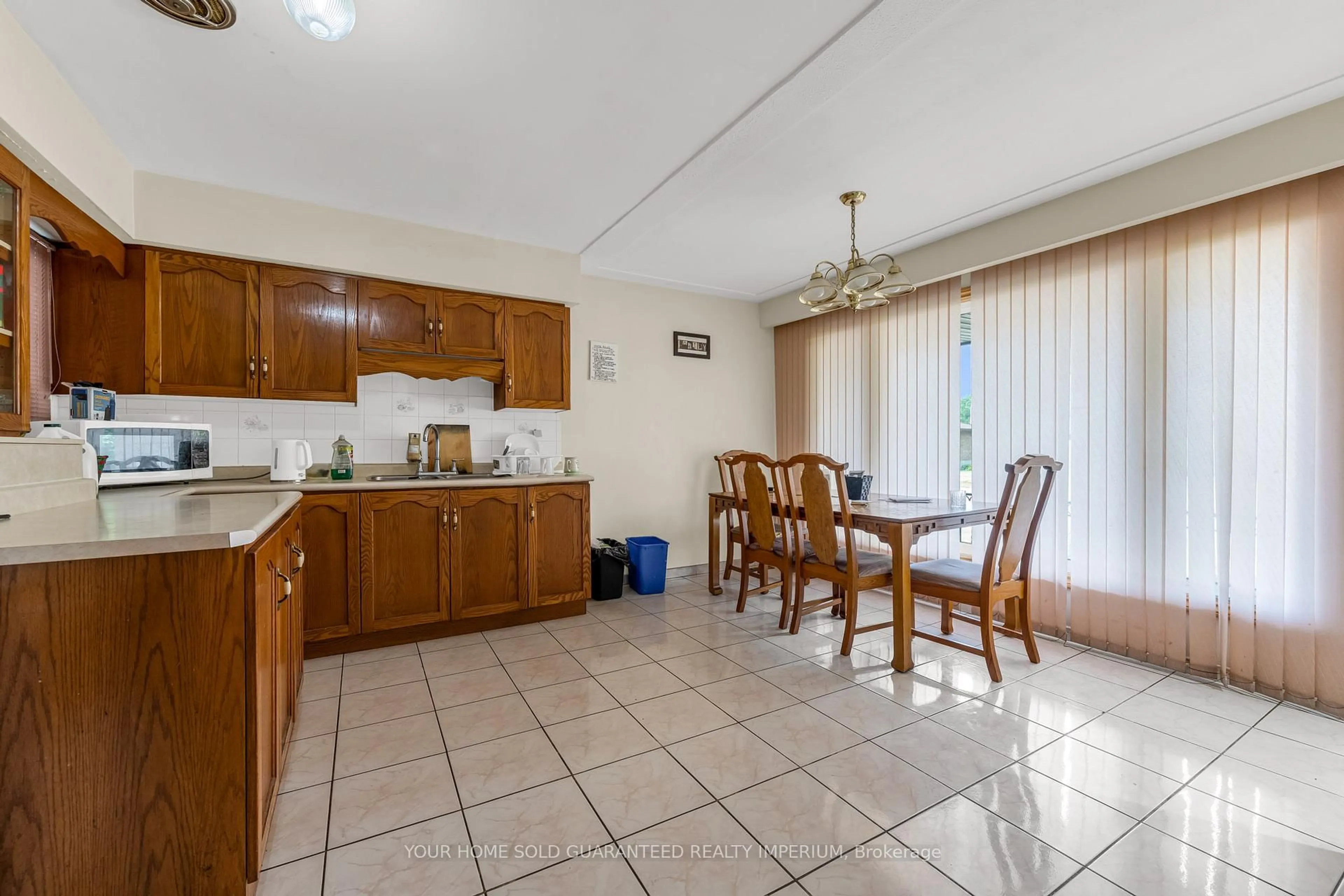 Standard kitchen, ceramic/tile floor for 103 Briarwood Cres, Hamilton Ontario L9C 4C3