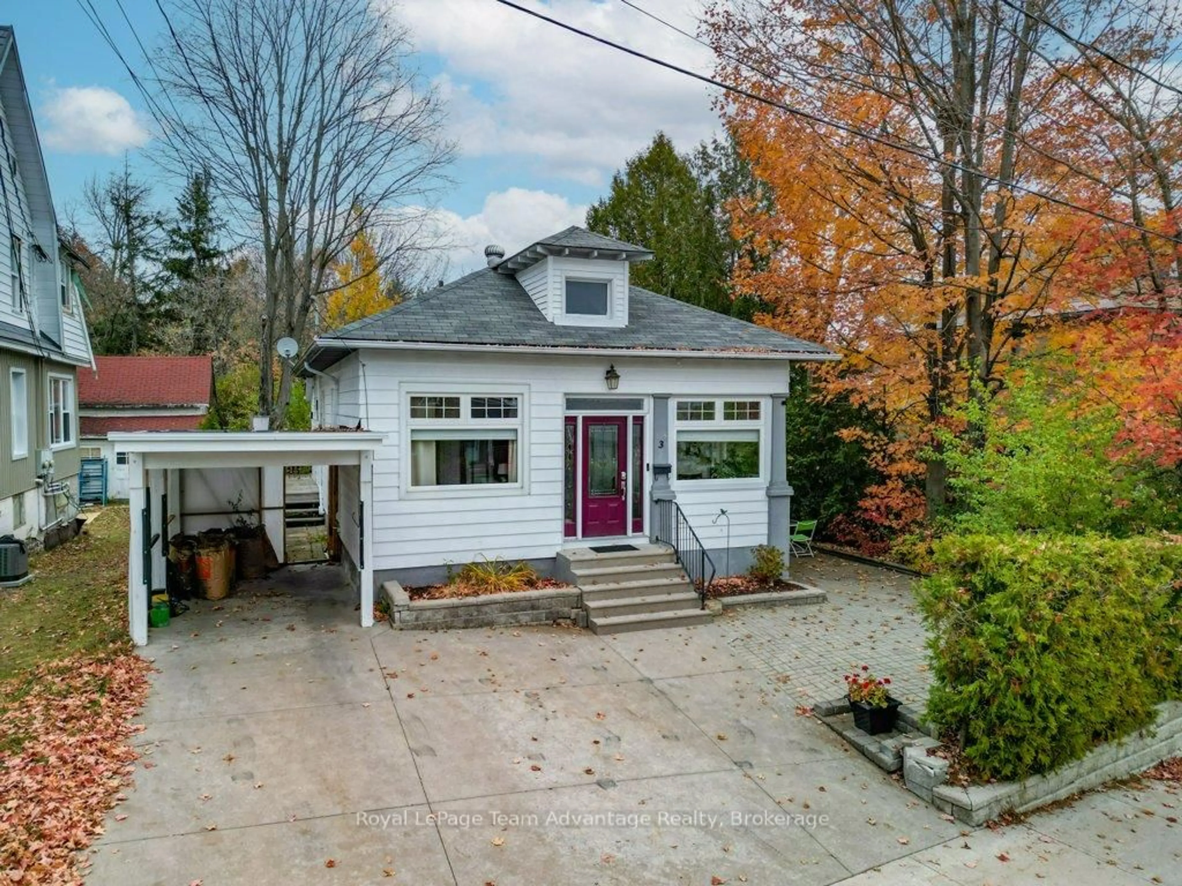 A pic from outside/outdoor area/front of a property/back of a property/a pic from drone, street for 3 Belvedere Ave, Parry Sound Ontario P2A 1Z8