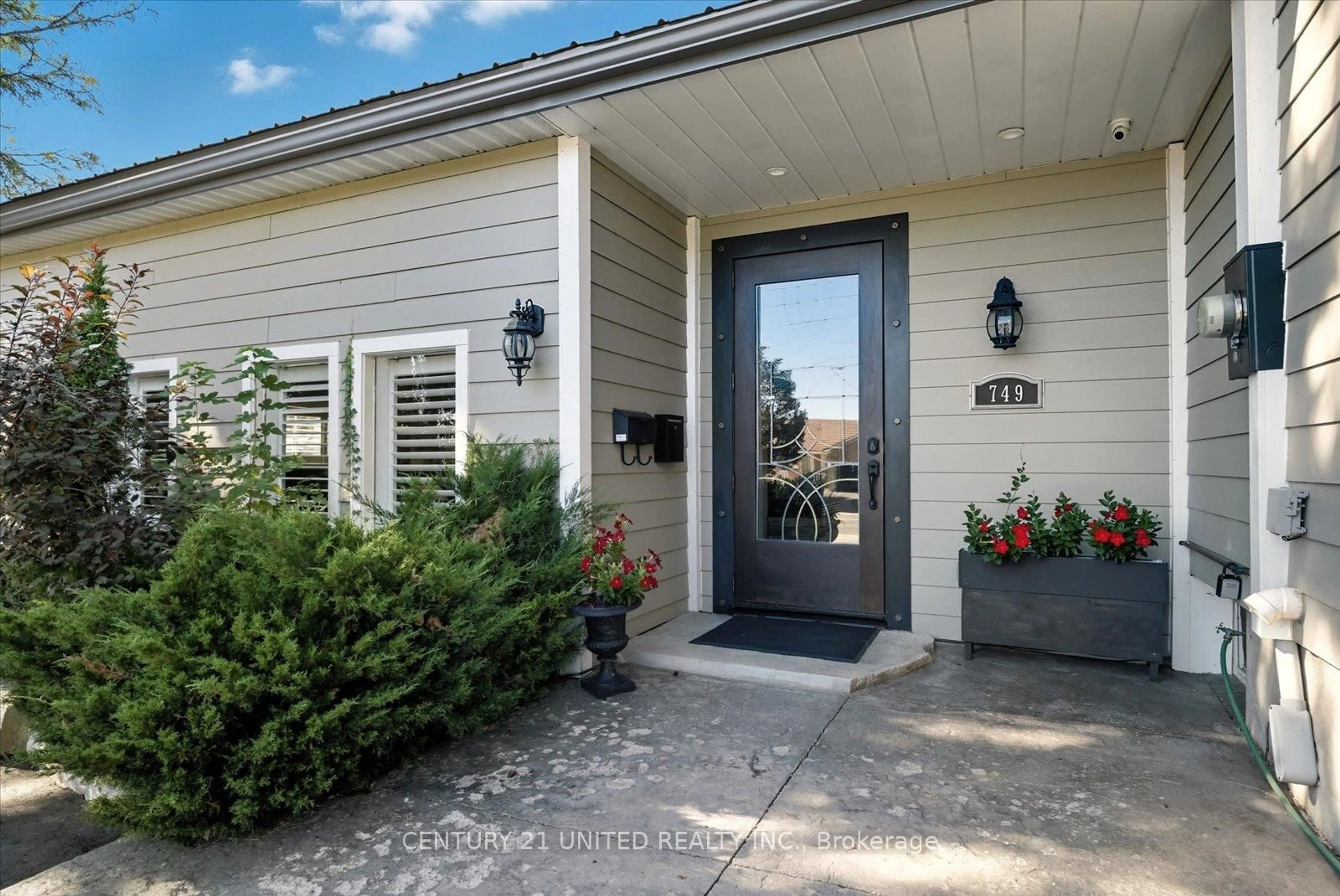Indoor entryway for 749 Spillsbury Dr, Peterborough Ontario K9K 1K9