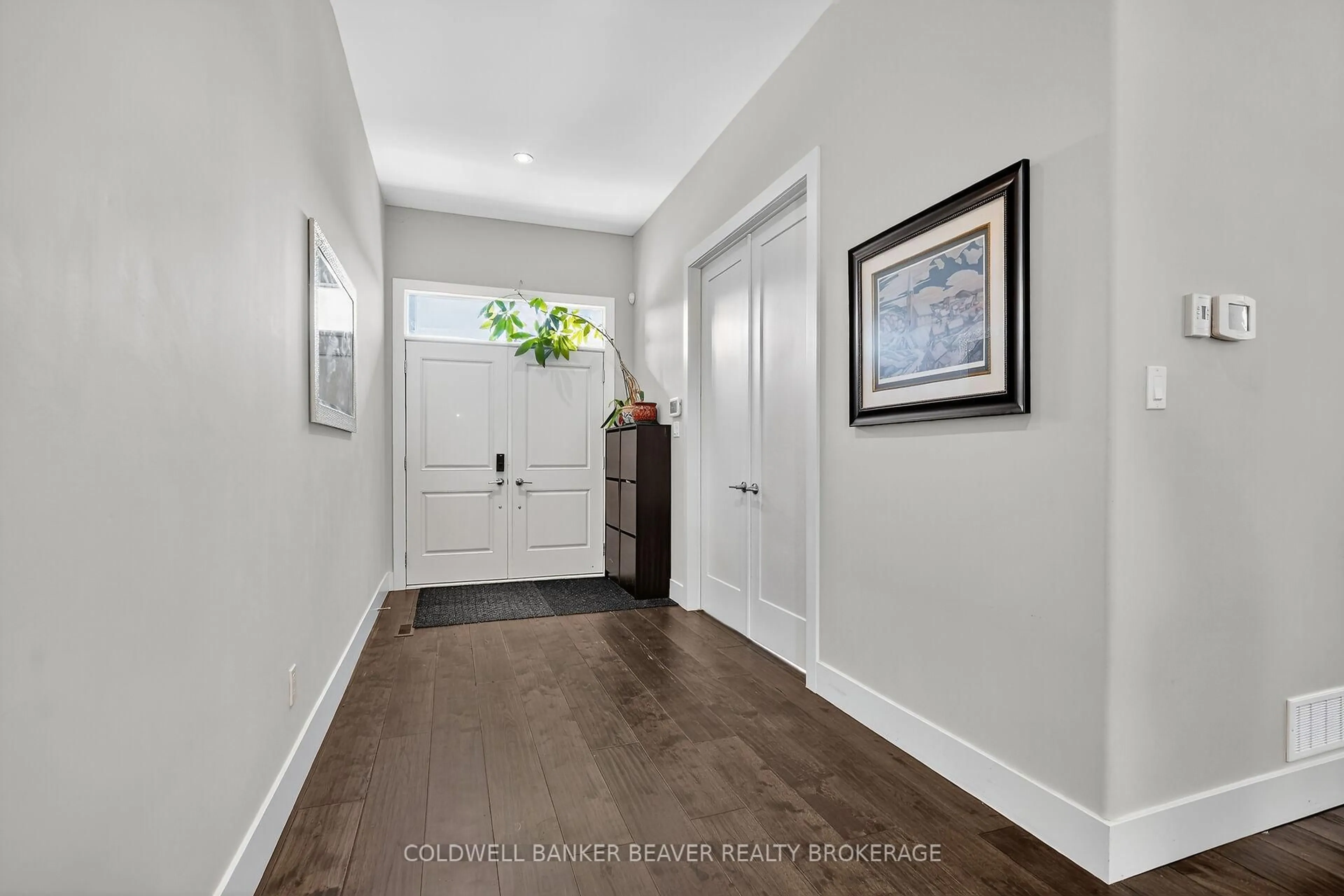 Indoor entryway for 1221 Eagletrace Crt, London North Ontario N6G 0K8