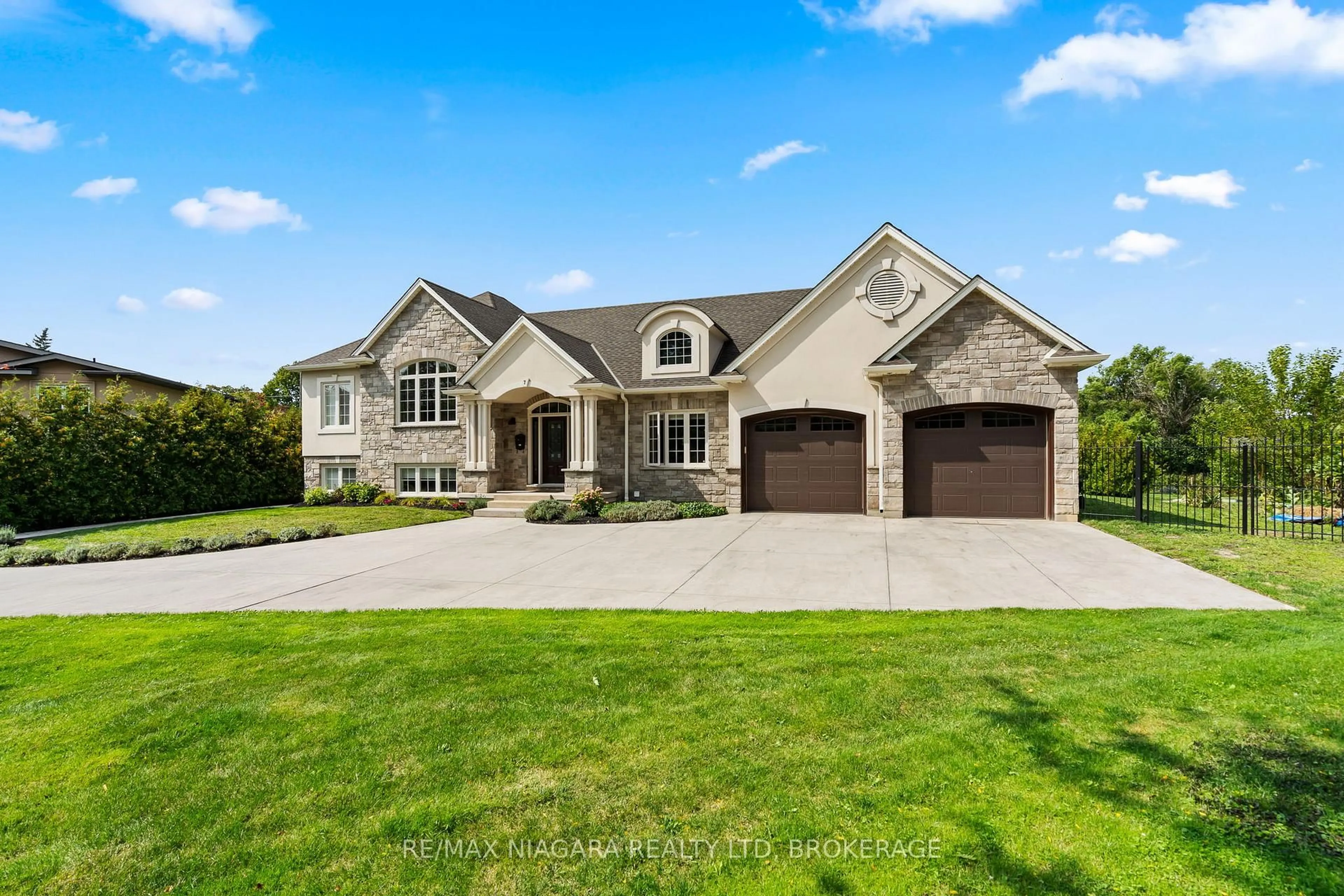 Home with brick exterior material, unknown for 7 Parklane Cres, St. Catharines Ontario L2T 3T9