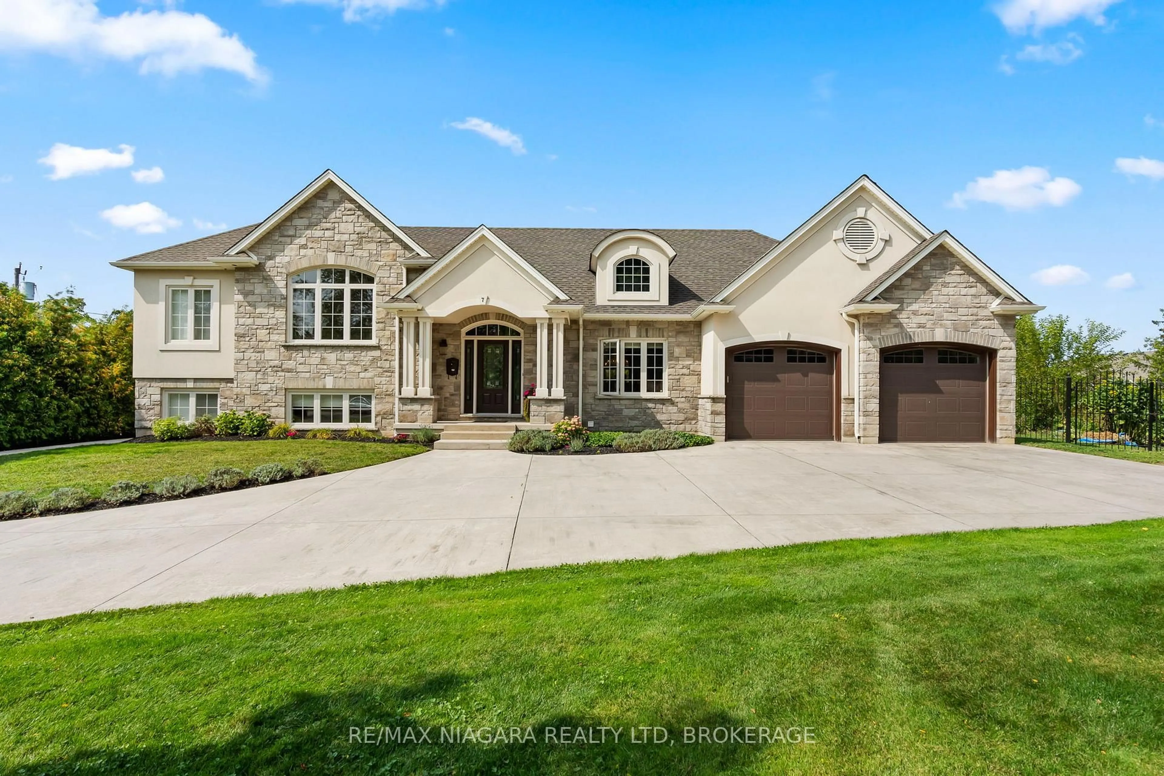 Home with brick exterior material, street for 7 Parklane Cres, St. Catharines Ontario L2T 3T9