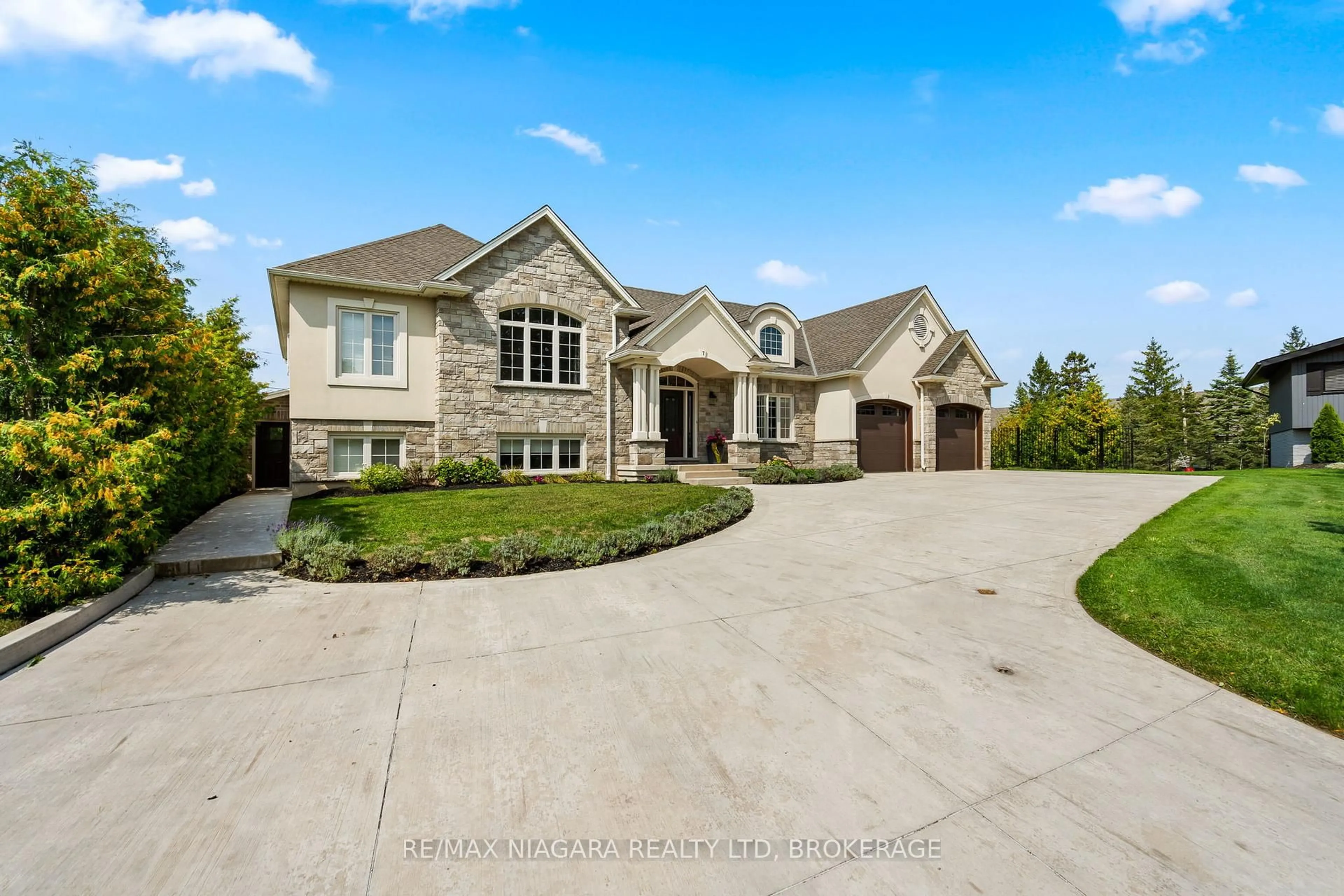 Home with brick exterior material, street for 7 Parklane Cres, St. Catharines Ontario L2T 3T9