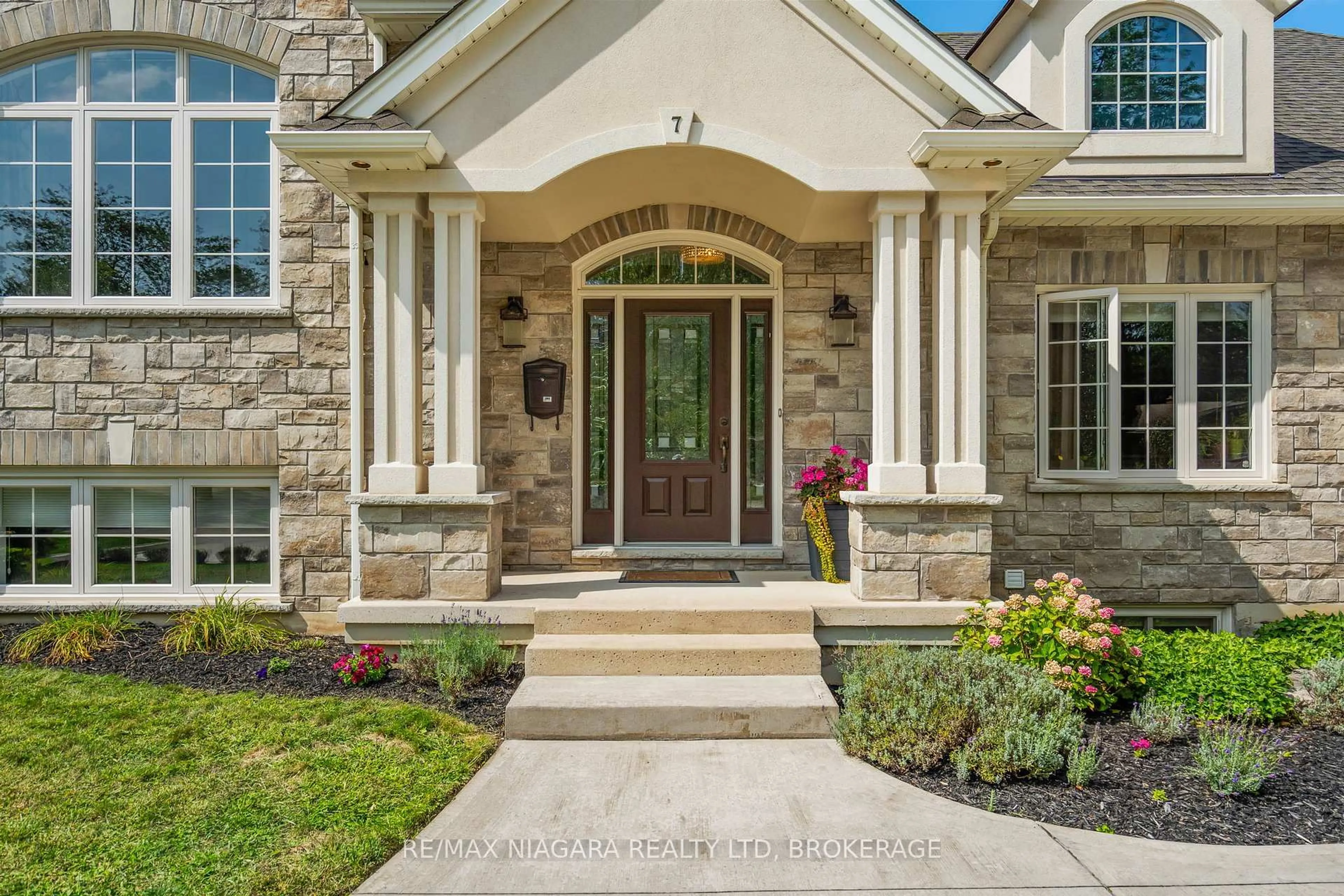 Unknown for 7 Parklane Cres, St. Catharines Ontario L2T 3T9