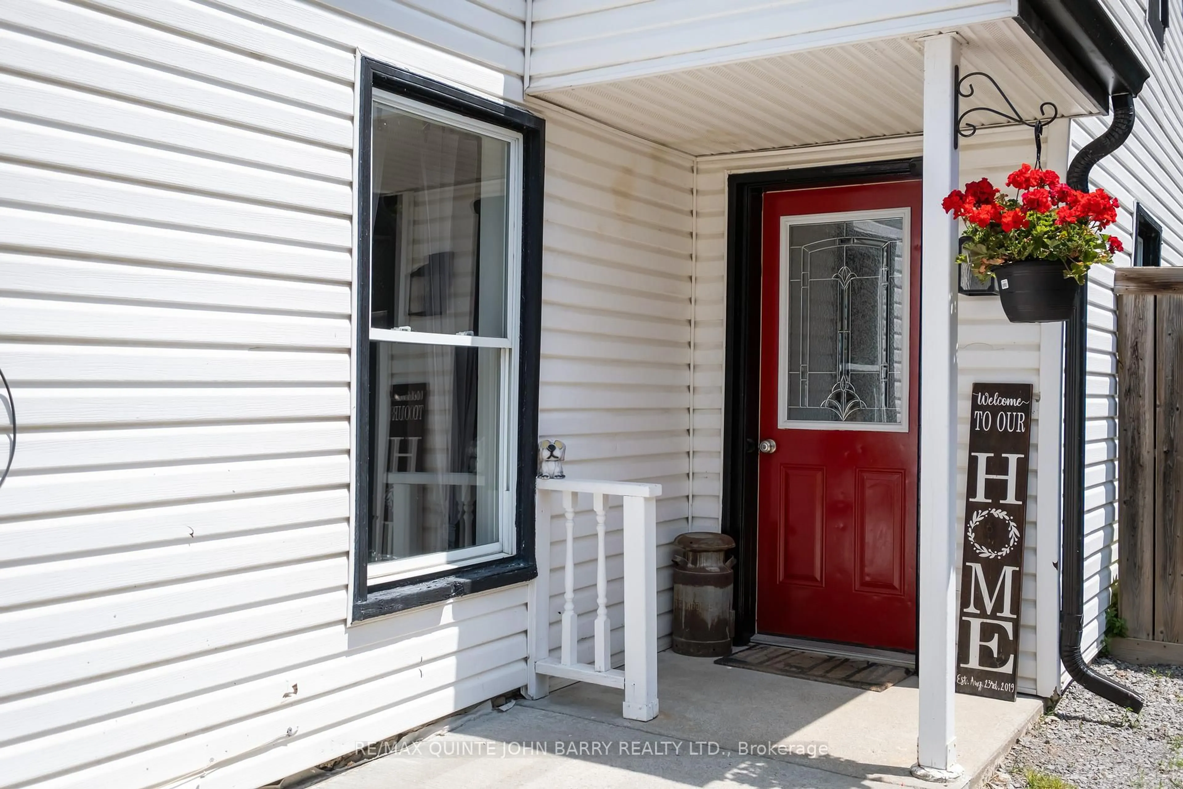 Indoor entryway for 17 James St, Quinte West Ontario K8V 2W8