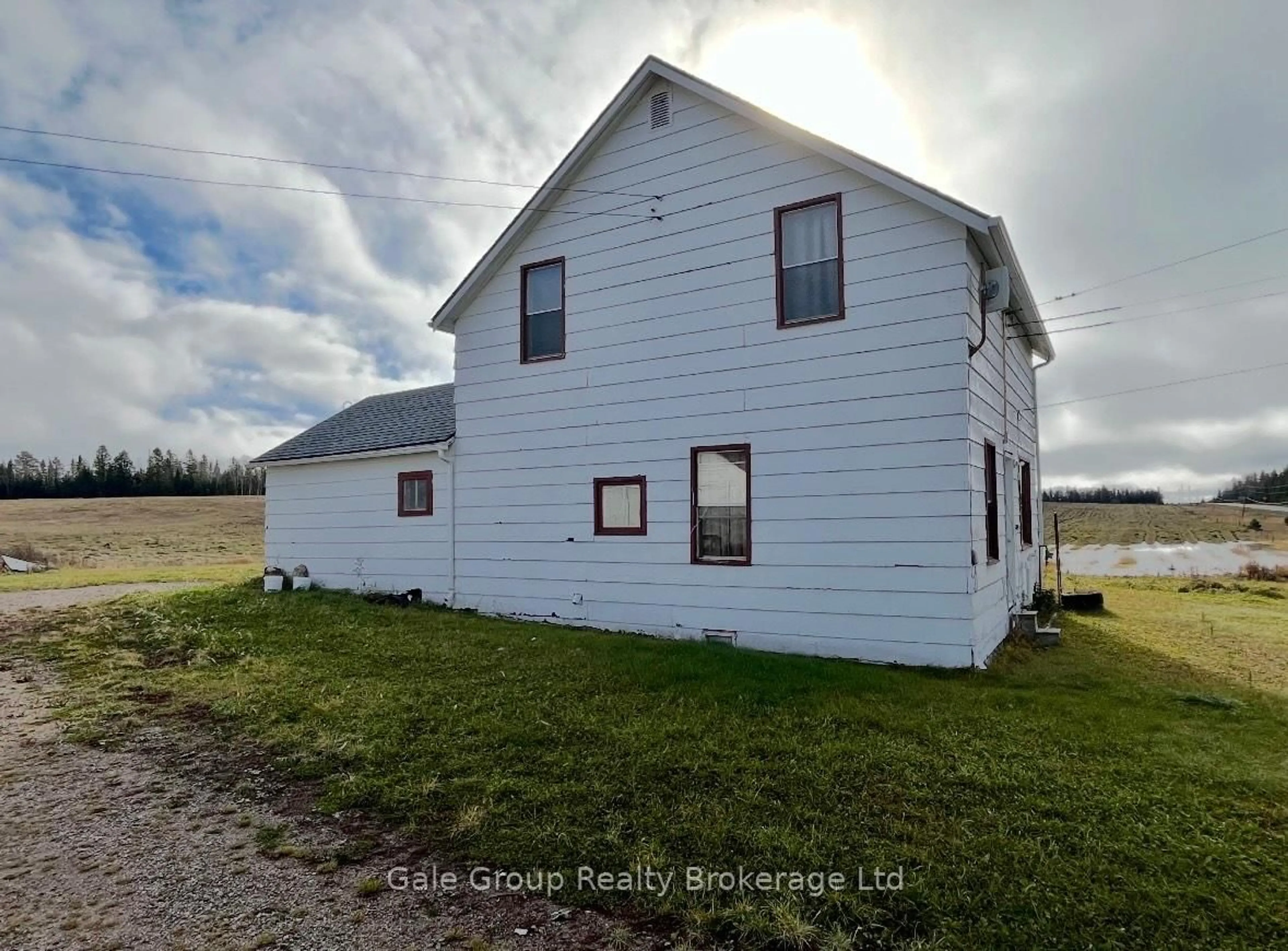 A pic from outside/outdoor area/front of a property/back of a property/a pic from drone, building for 2541 Highway 105 Highway, Kenora Ontario P0V 2L0