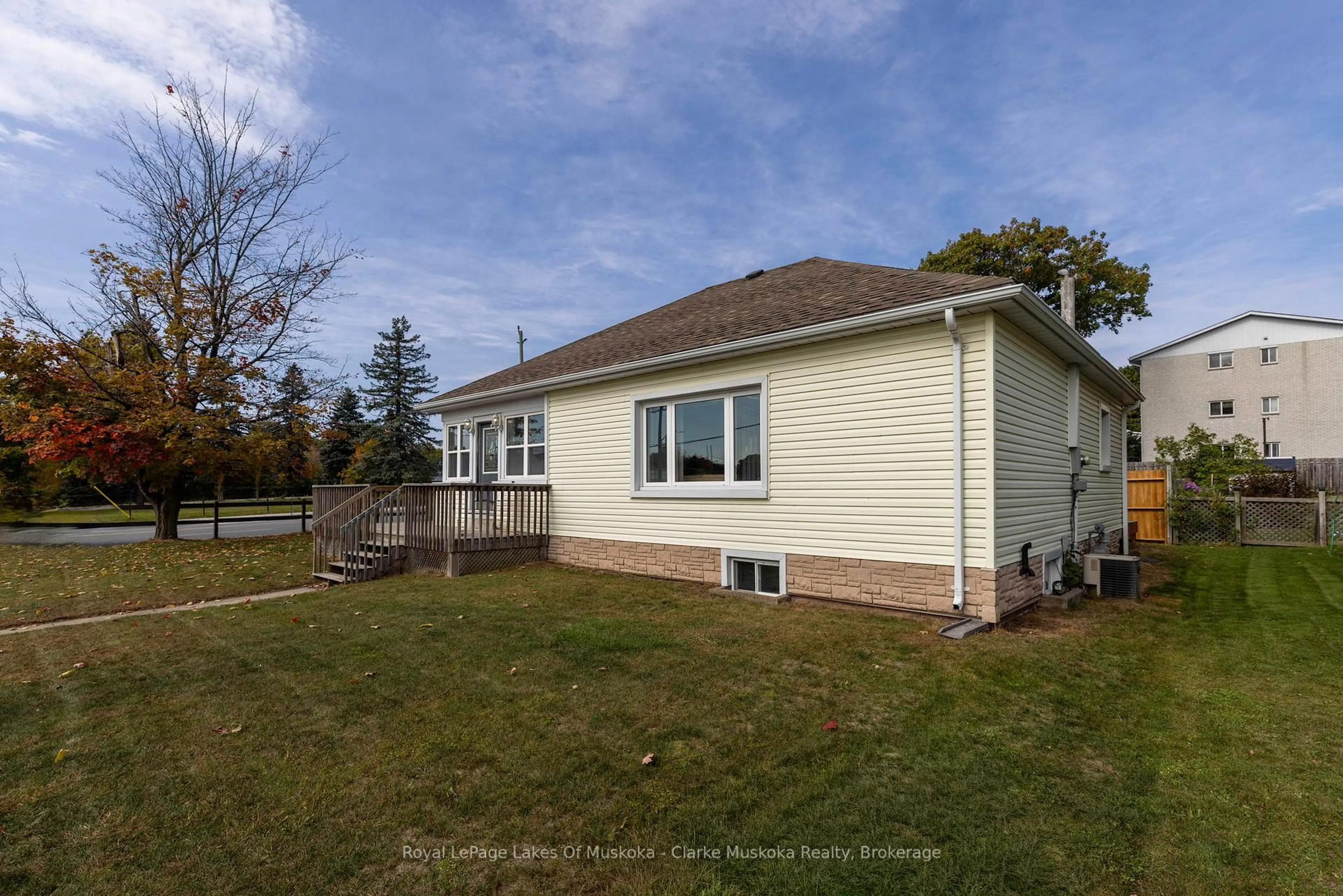 Home with vinyl exterior material, unknown for 57 CASCADE St, Parry Sound Ontario P2A 1K3