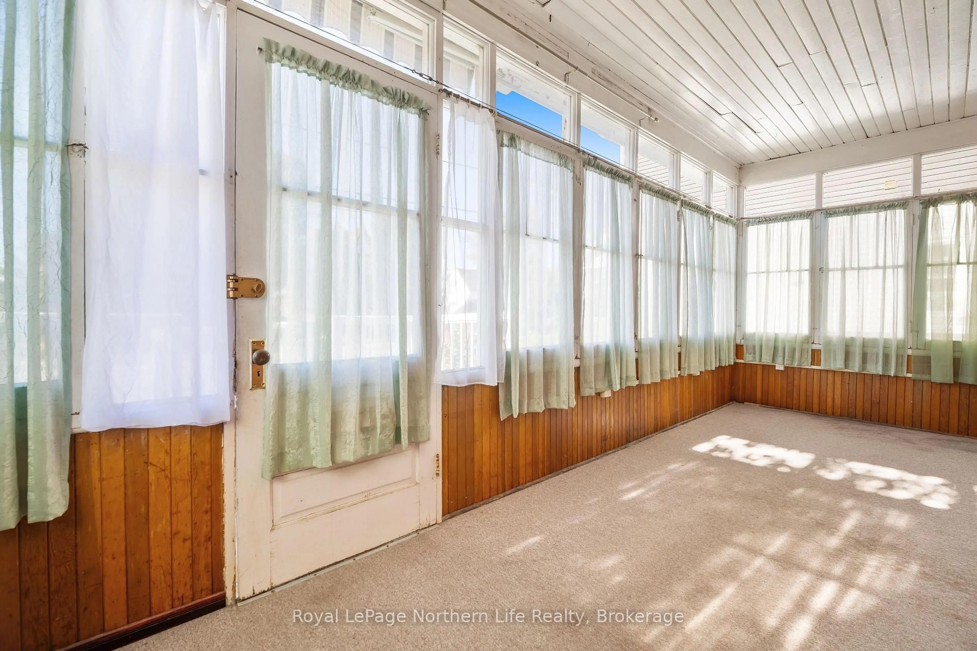 Indoor foyer for 986 Main St, North Bay Ontario P1B 2W1