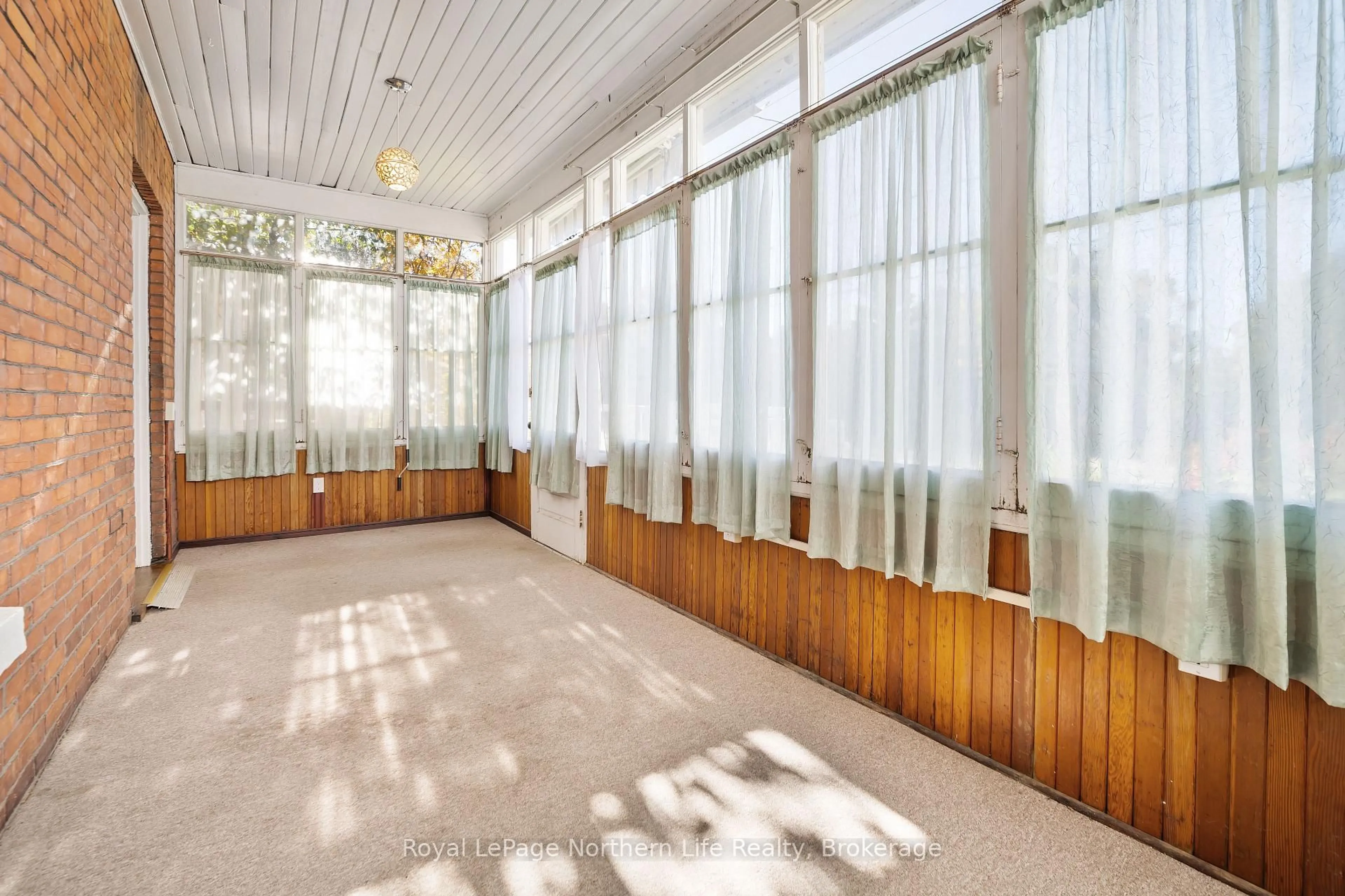 Indoor foyer for 986 Main St, North Bay Ontario P1B 2W1