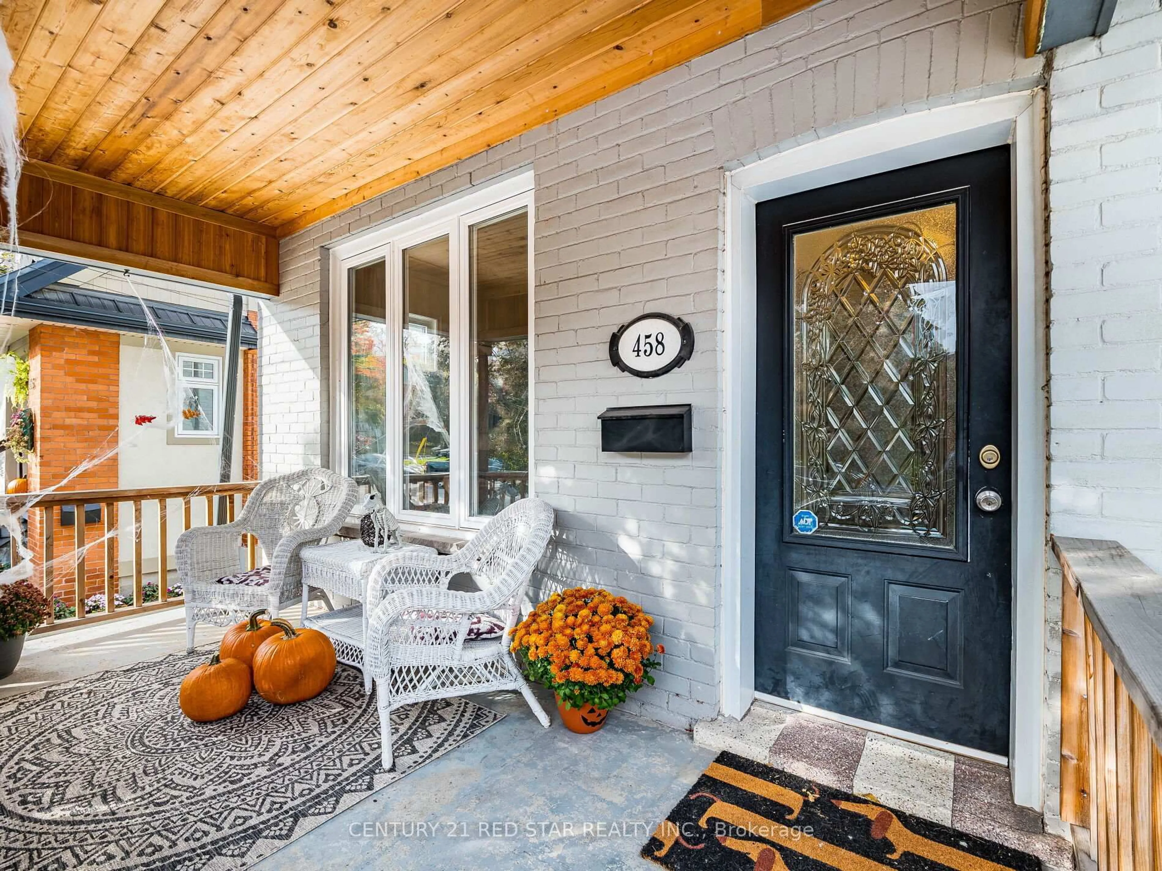 Indoor entryway for 458 Dundurn St, Hamilton Ontario L8P 4L9