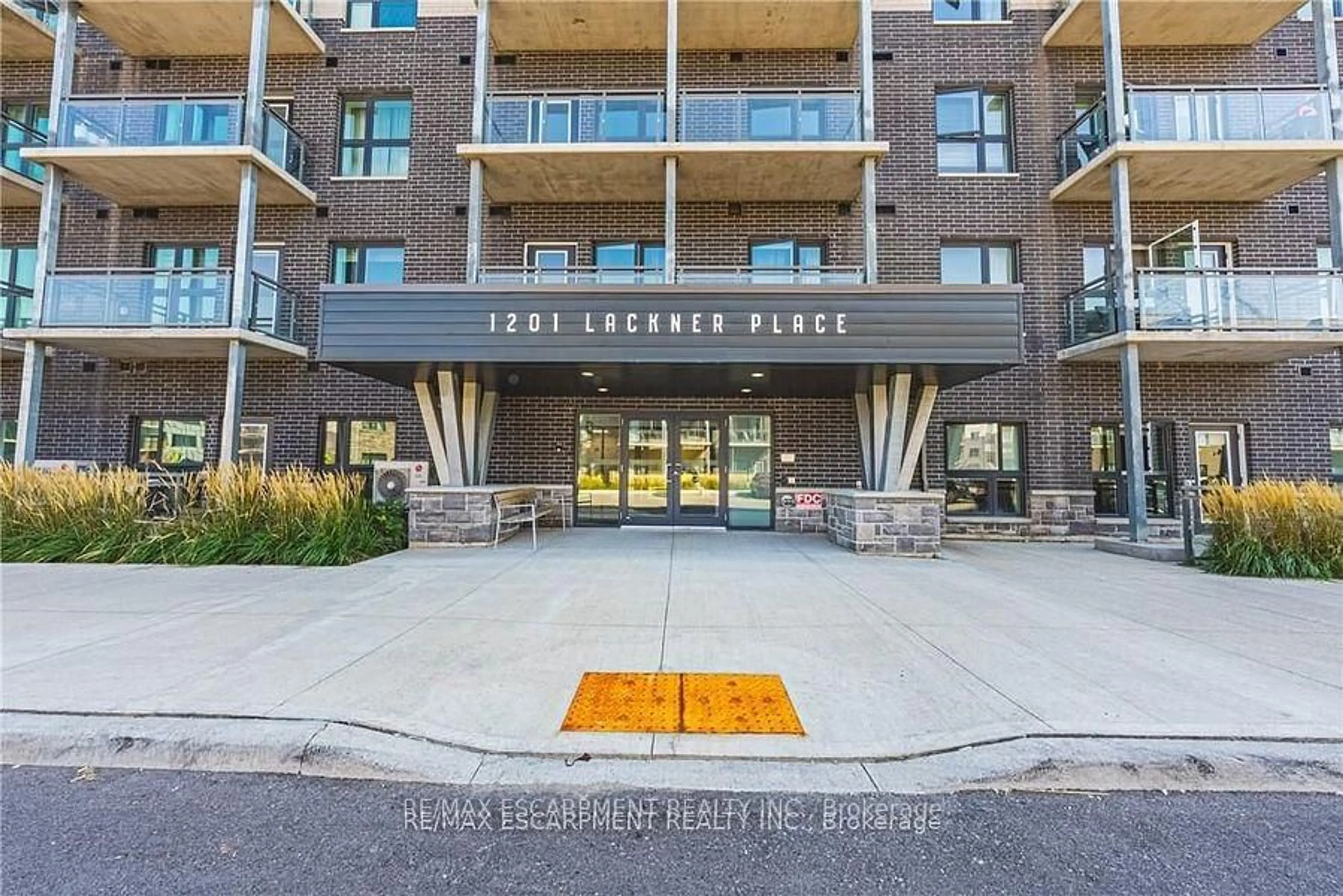 Indoor foyer for 1201 Lackner Pl #310, Kitchener Ontario N2A 0L4