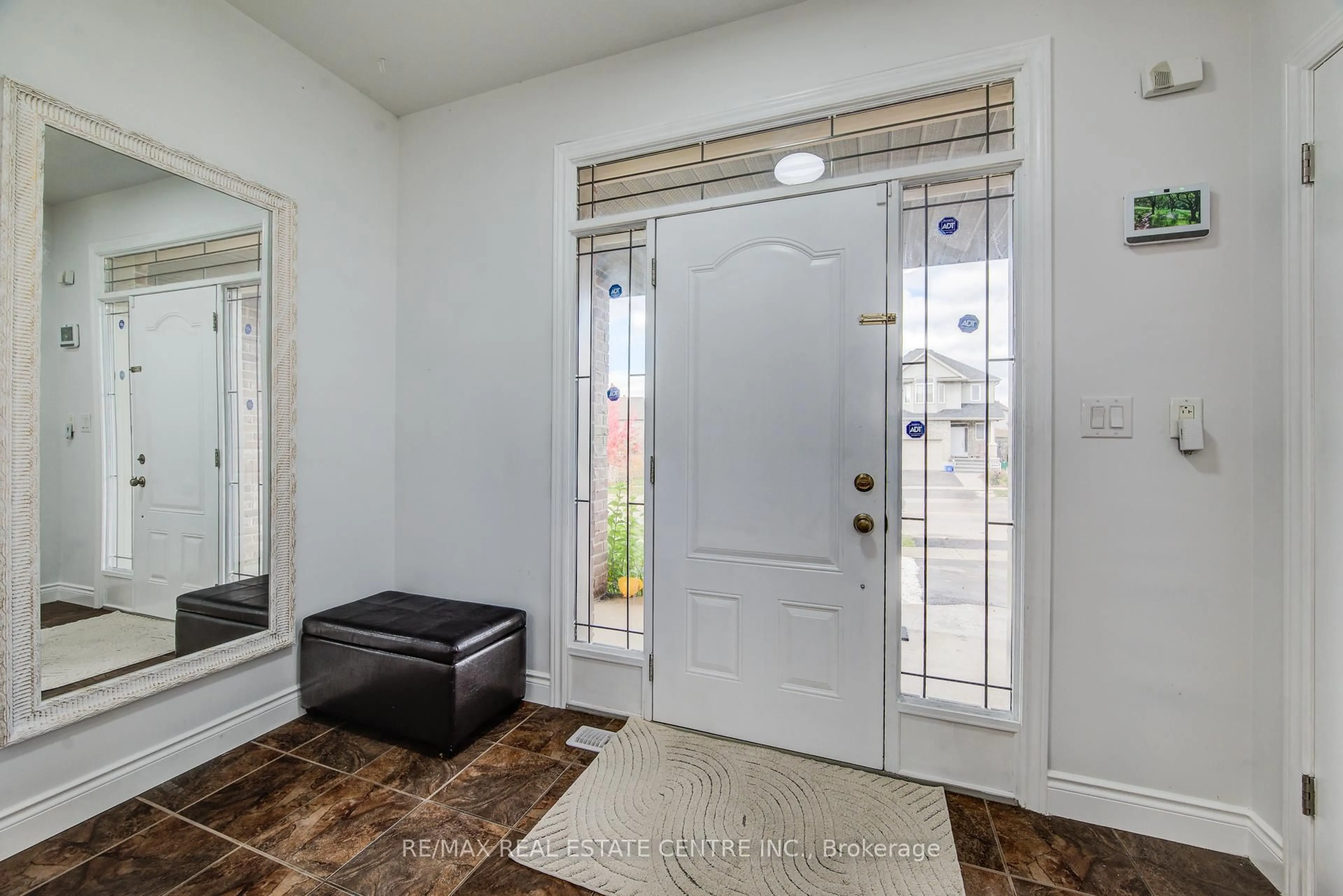 Indoor entryway for 617 Thorndale Dr, Waterloo Ontario N2T 0A9