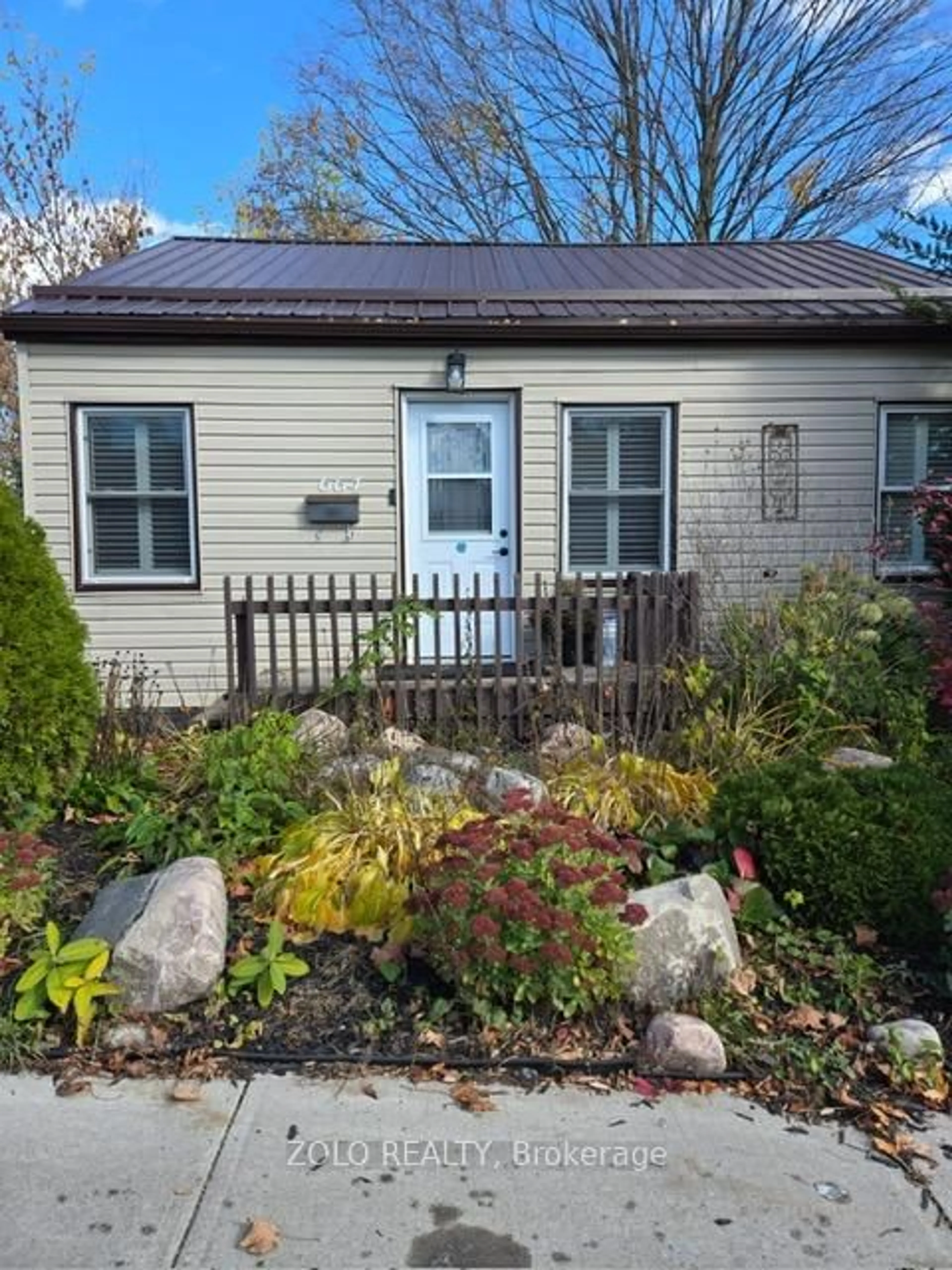 Home with vinyl exterior material, street for 664 Park St, Peterborough Ontario K9H 4S3