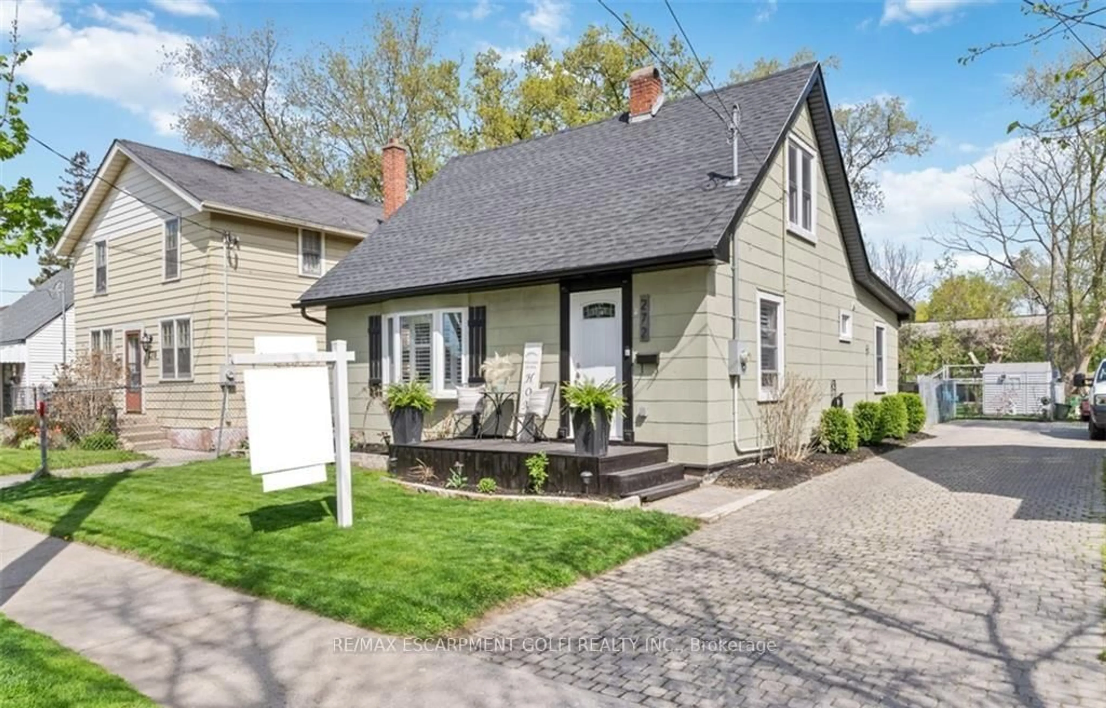 Home with vinyl exterior material, street for 272 Grey St, Brantford Ontario N3S 4W8