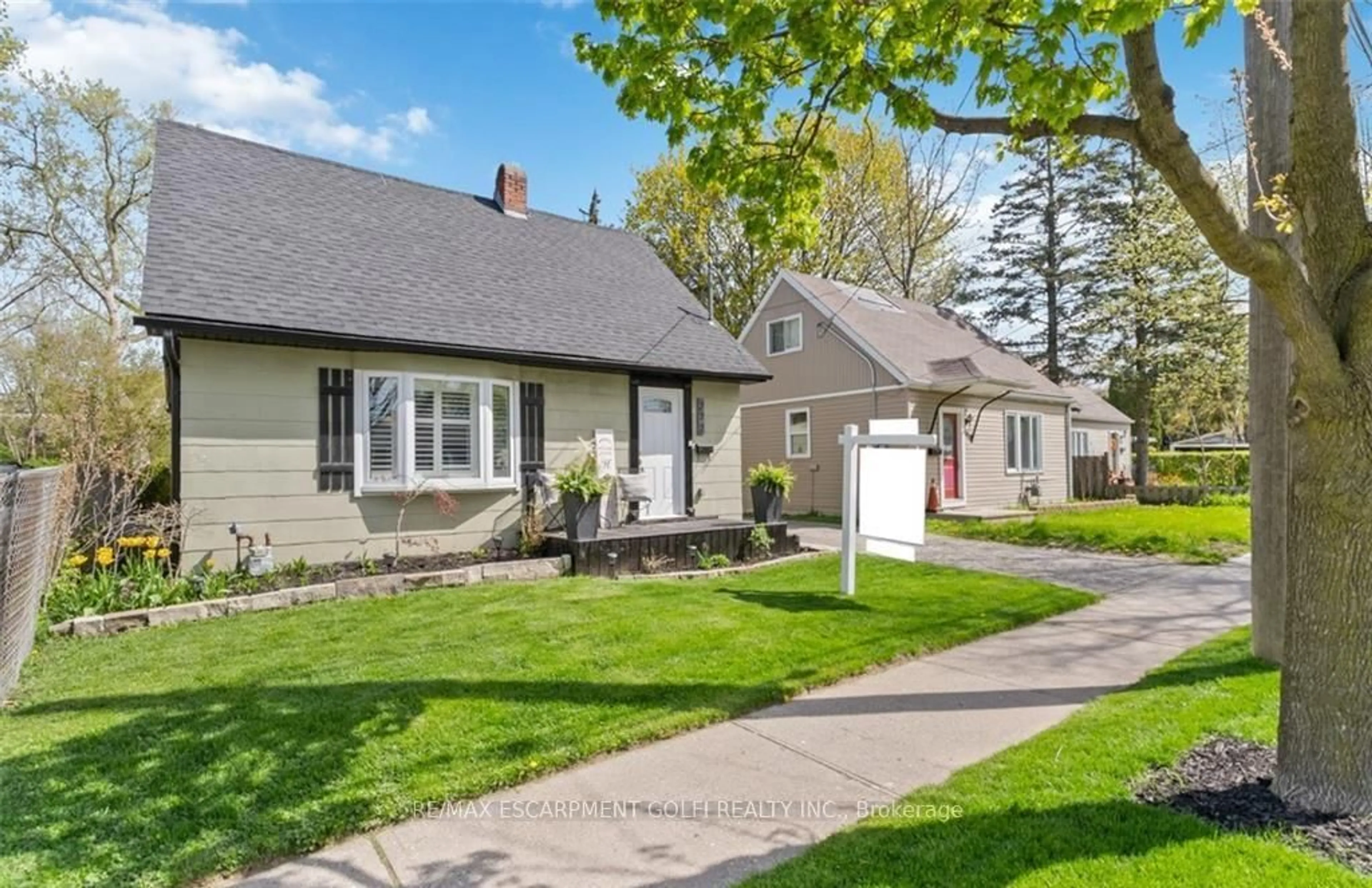 Home with vinyl exterior material, street for 272 Grey St, Brantford Ontario N3S 4W8