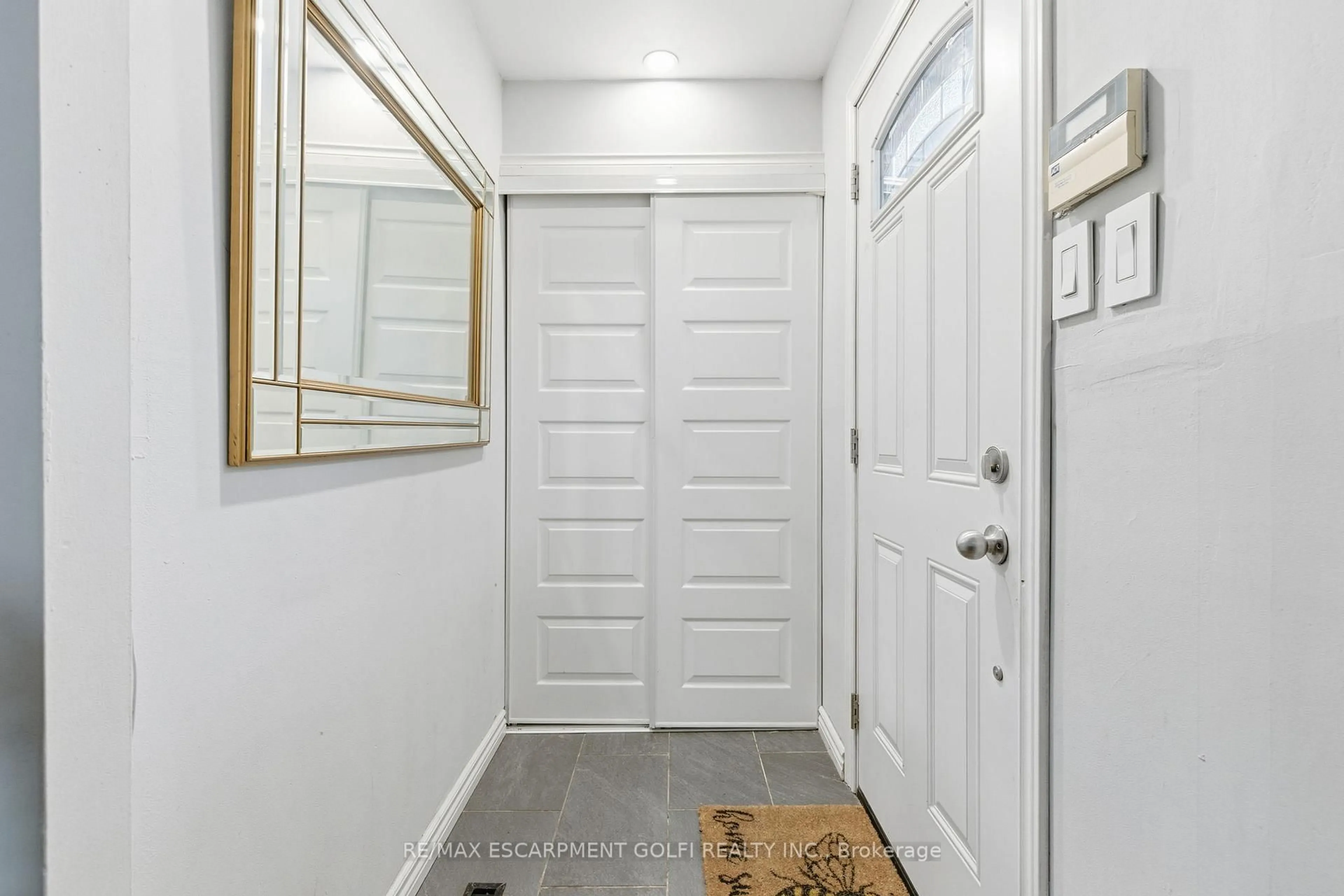 Indoor entryway for 272 Grey St, Brantford Ontario N3S 4W8