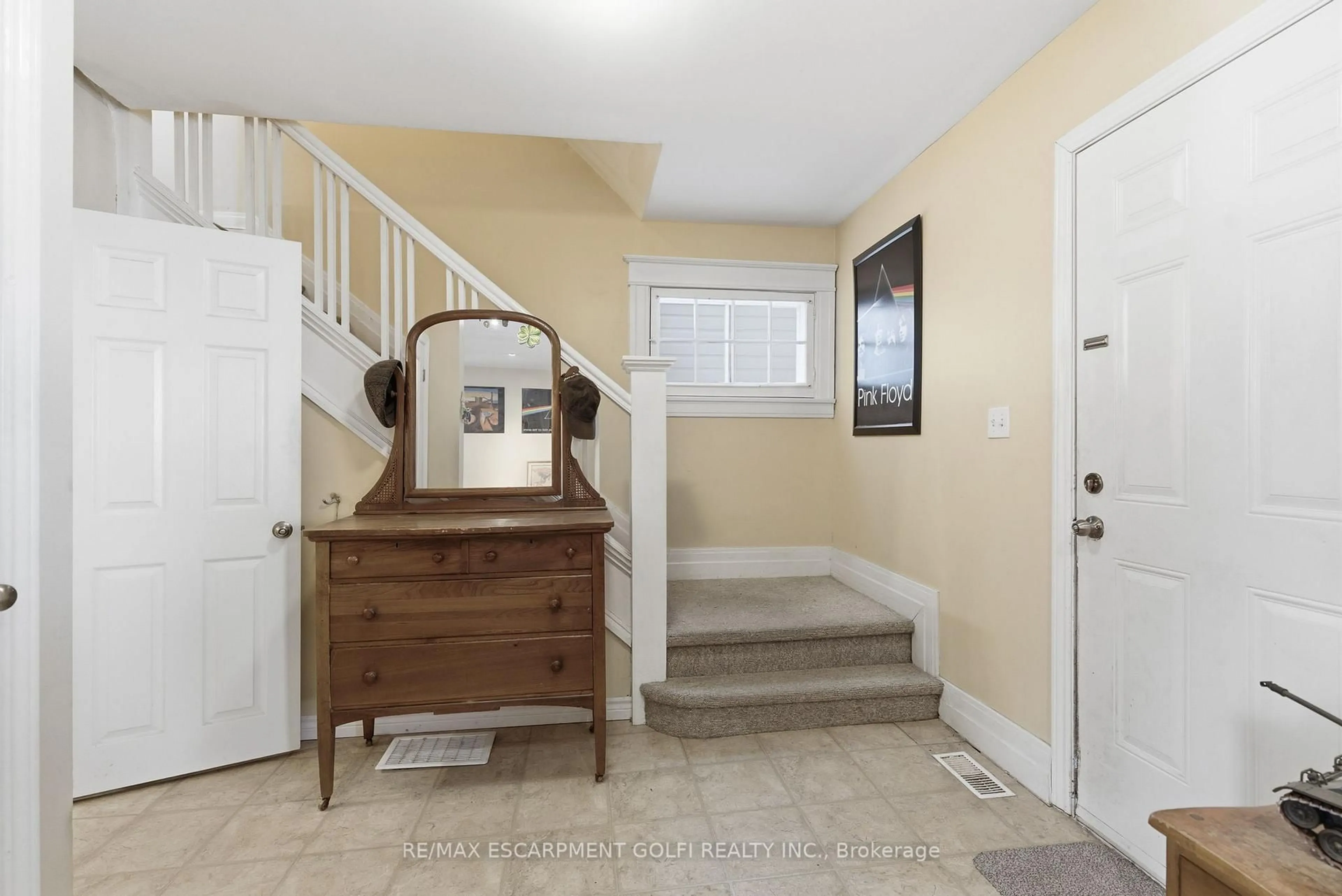 Indoor entryway for 132 1/2 Lake St, St. Catharines Ontario L2R 5Y1