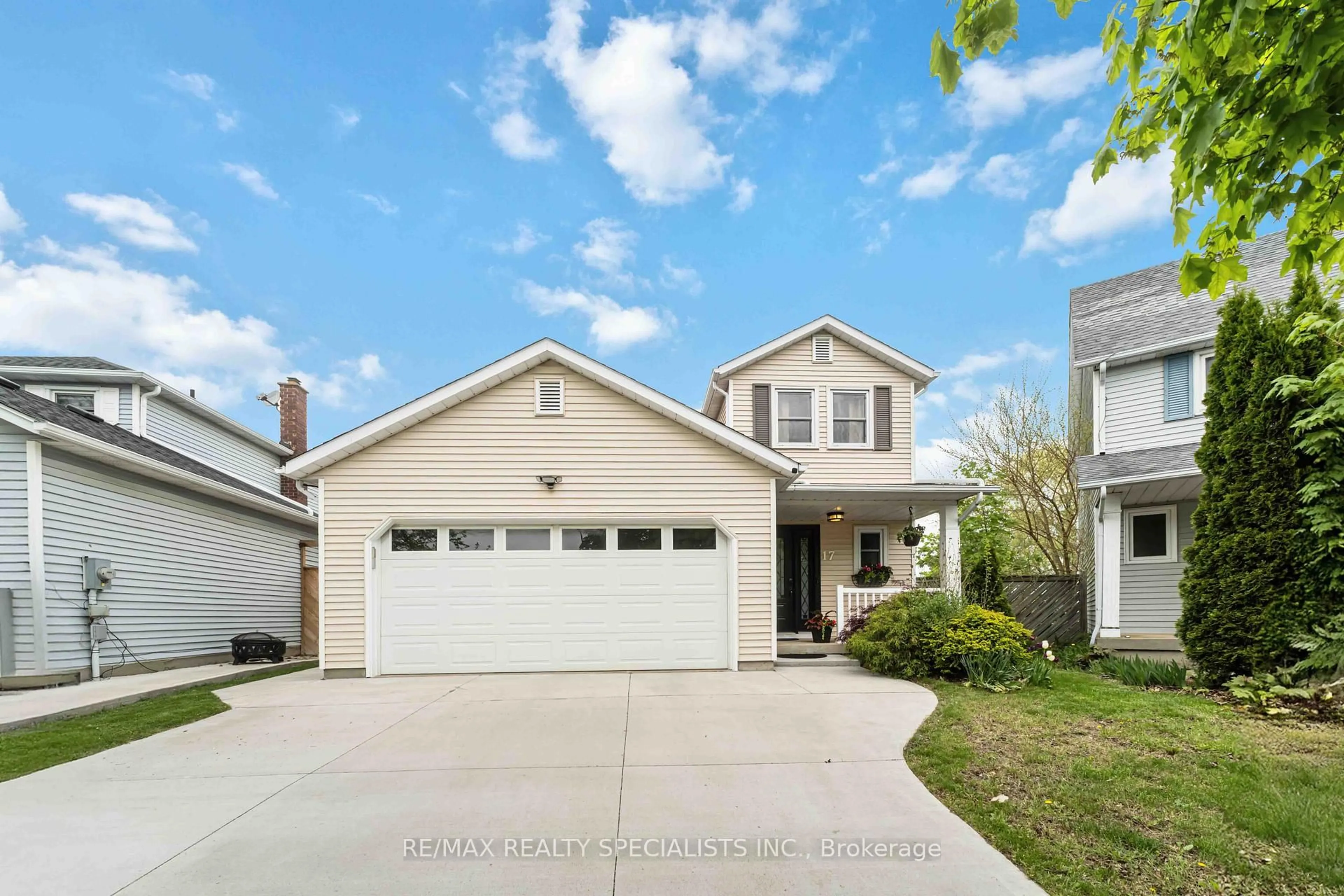 Home with vinyl exterior material, street for 17 Rannie Crt, Thorold Ontario L2V 4X1