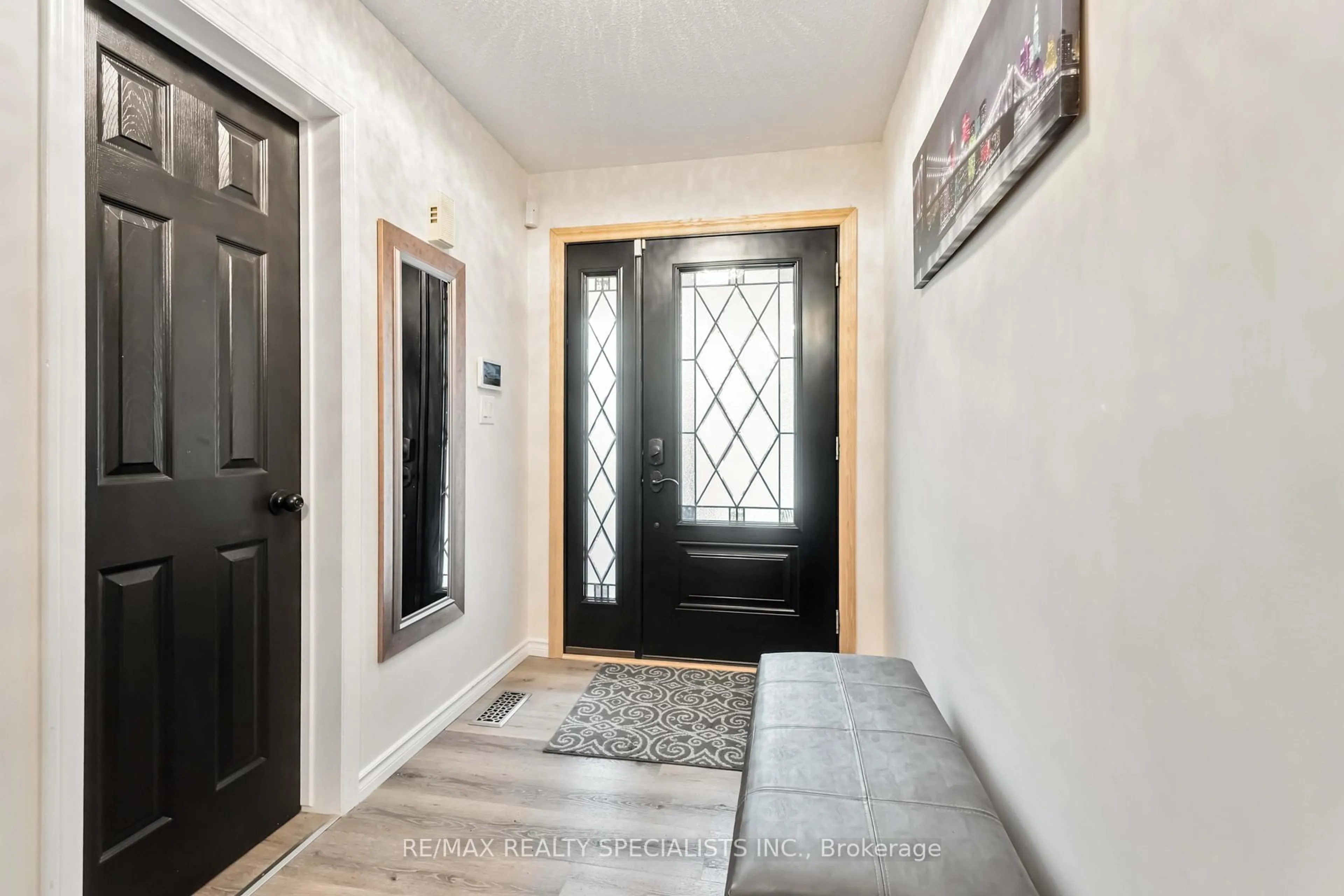 Indoor entryway for 17 Rannie Crt, Thorold Ontario L2V 4X1