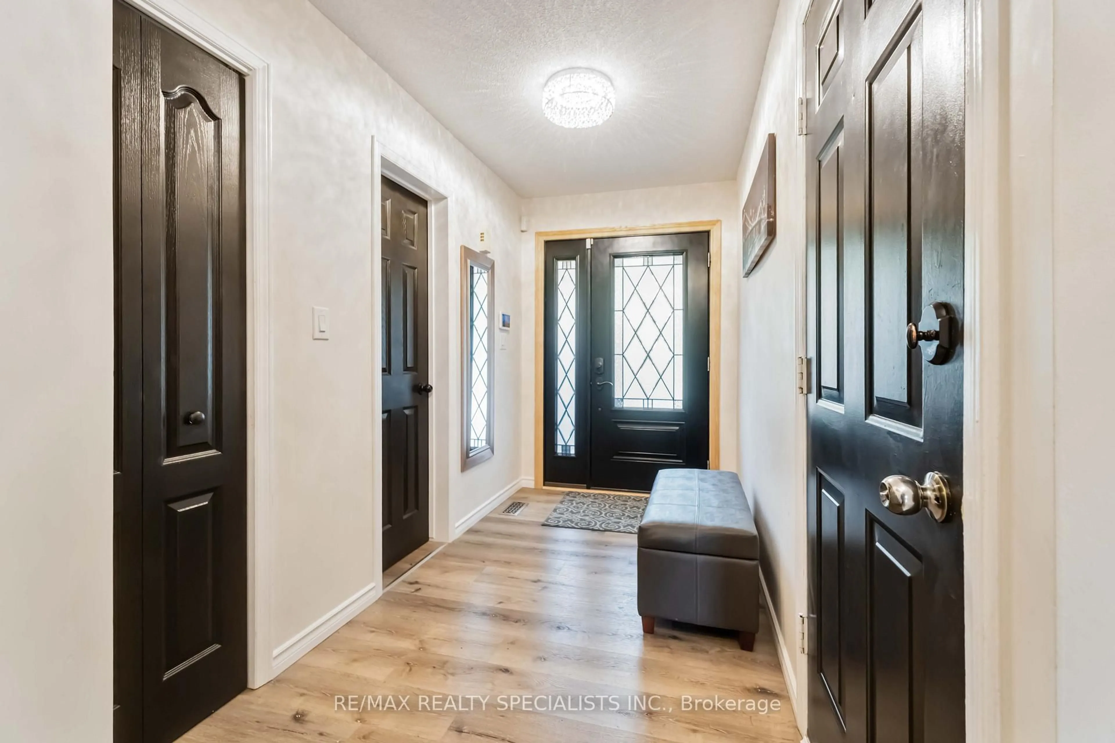 Indoor entryway for 17 Rannie Crt, Thorold Ontario L2V 4X1