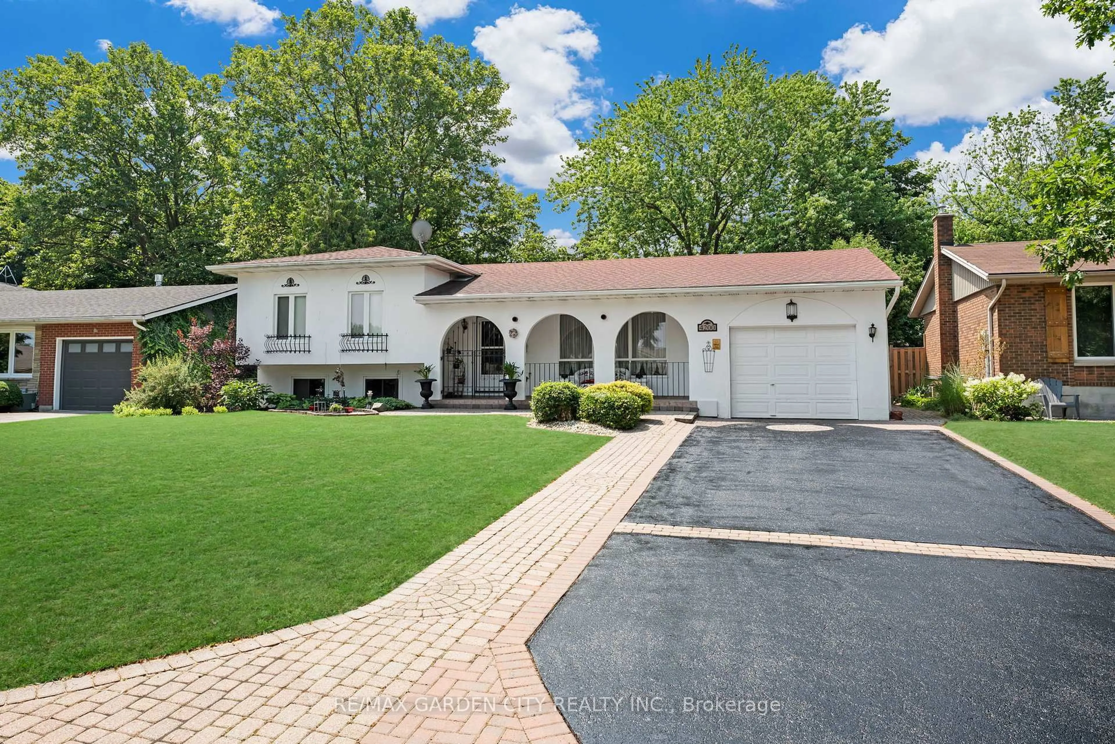 Home with brick exterior material, street for 4200 Eastdale Dr, Lincoln Ontario L3J 0N3