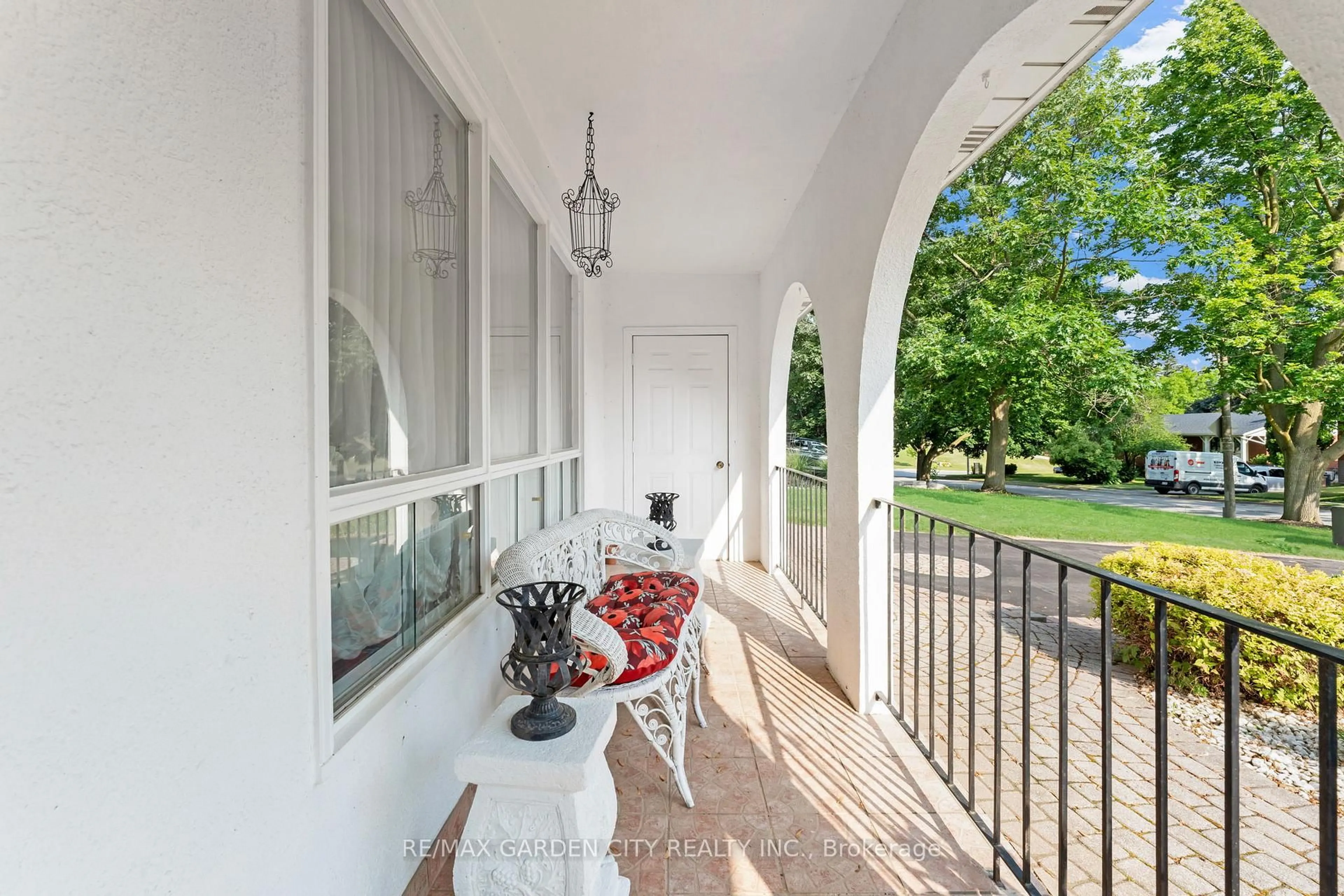 Indoor entryway for 4200 Eastdale Dr, Lincoln Ontario L3J 0N3