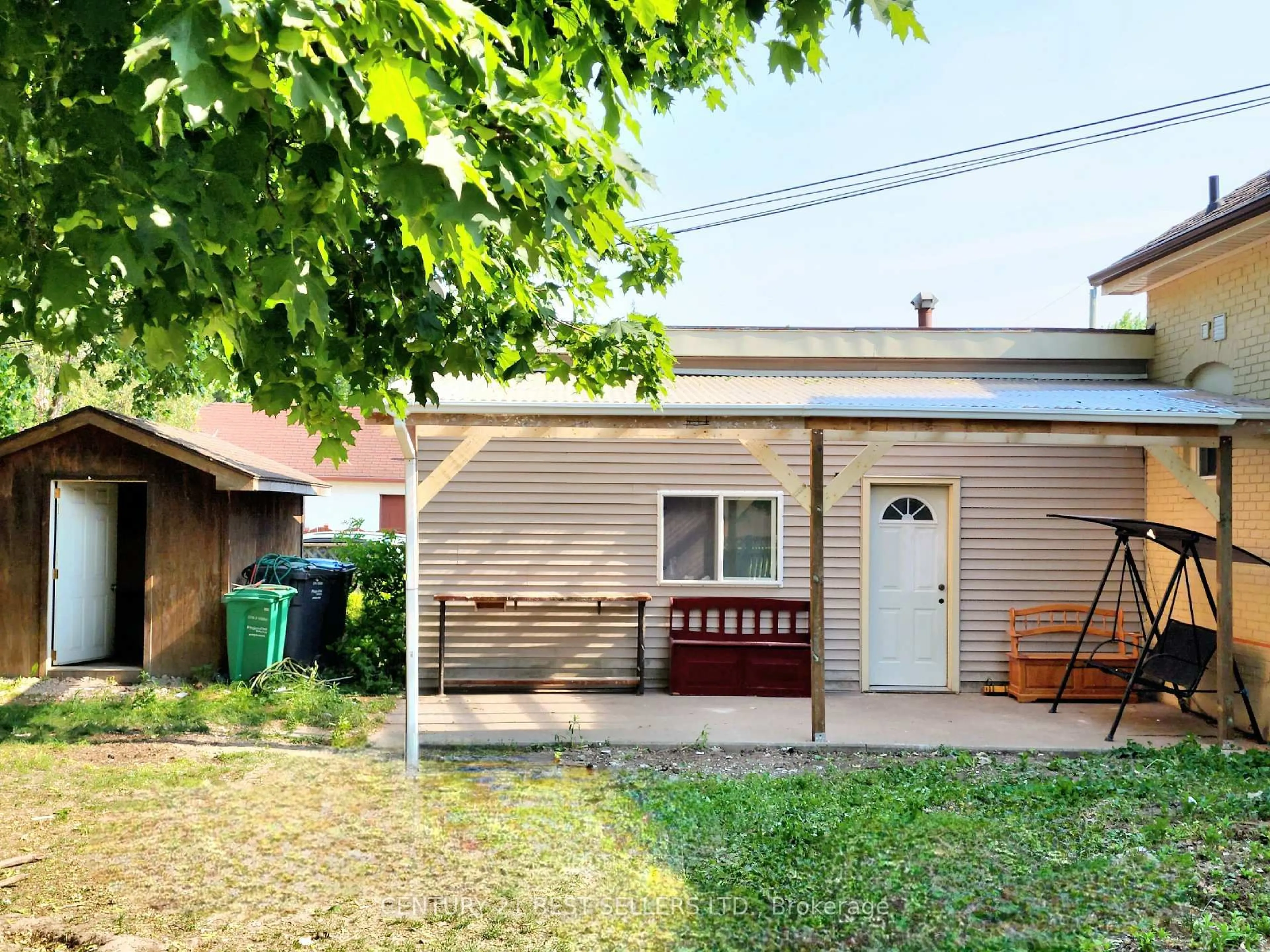 Patio, street for 734 Dundas St, Woodstock Ontario N4S 1E9