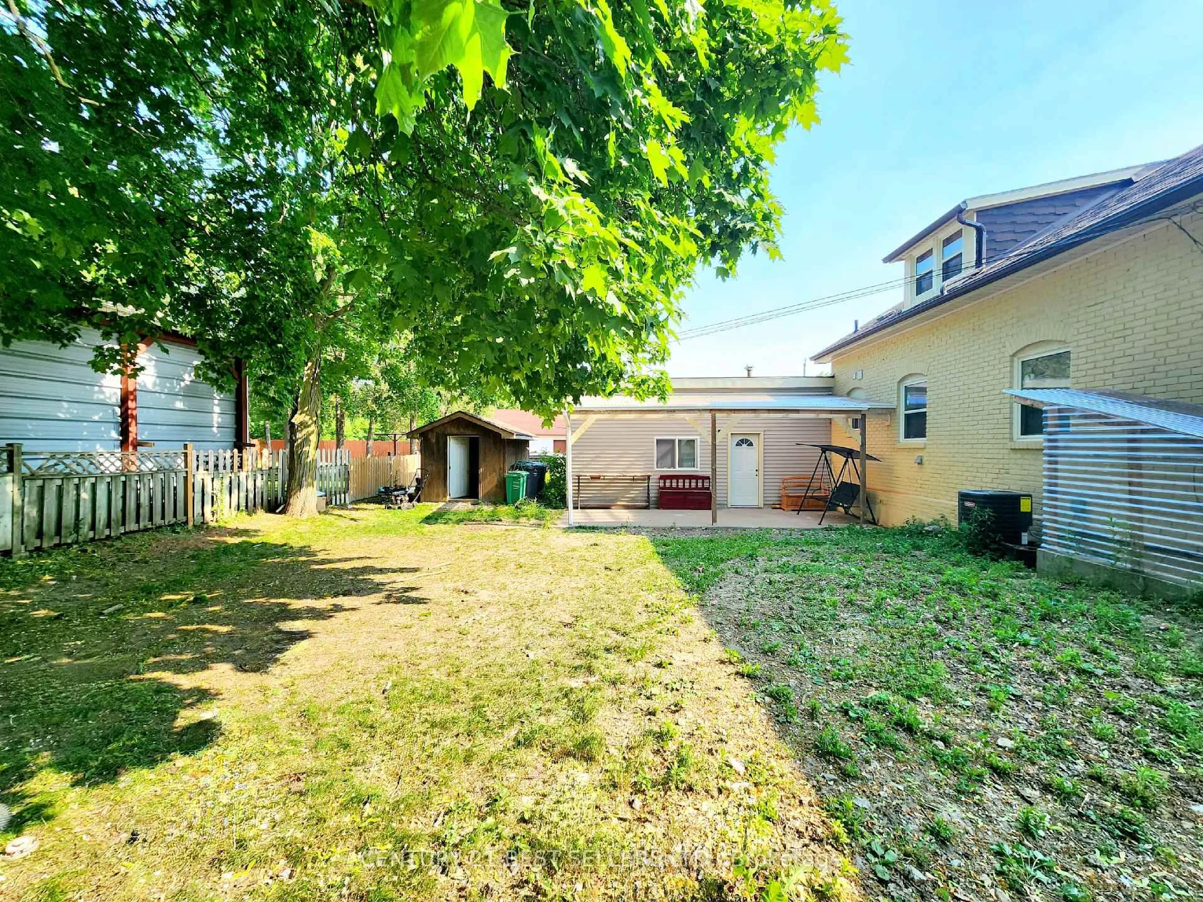 A pic from outside/outdoor area/front of a property/back of a property/a pic from drone, street for 734 Dundas St, Woodstock Ontario N4S 1E9