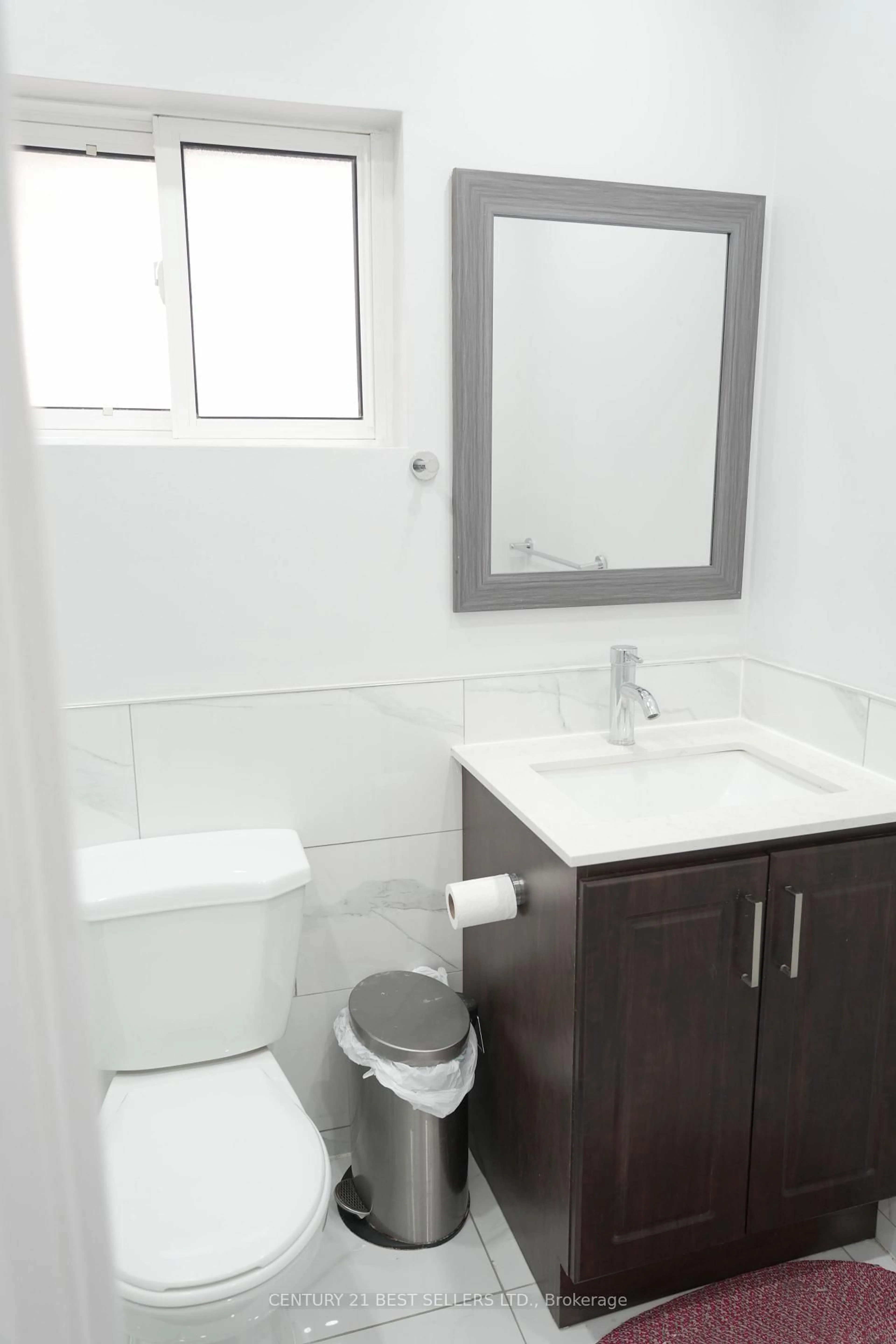 Standard bathroom, floor is not visible for 734 Dundas St, Woodstock Ontario N4S 1E9