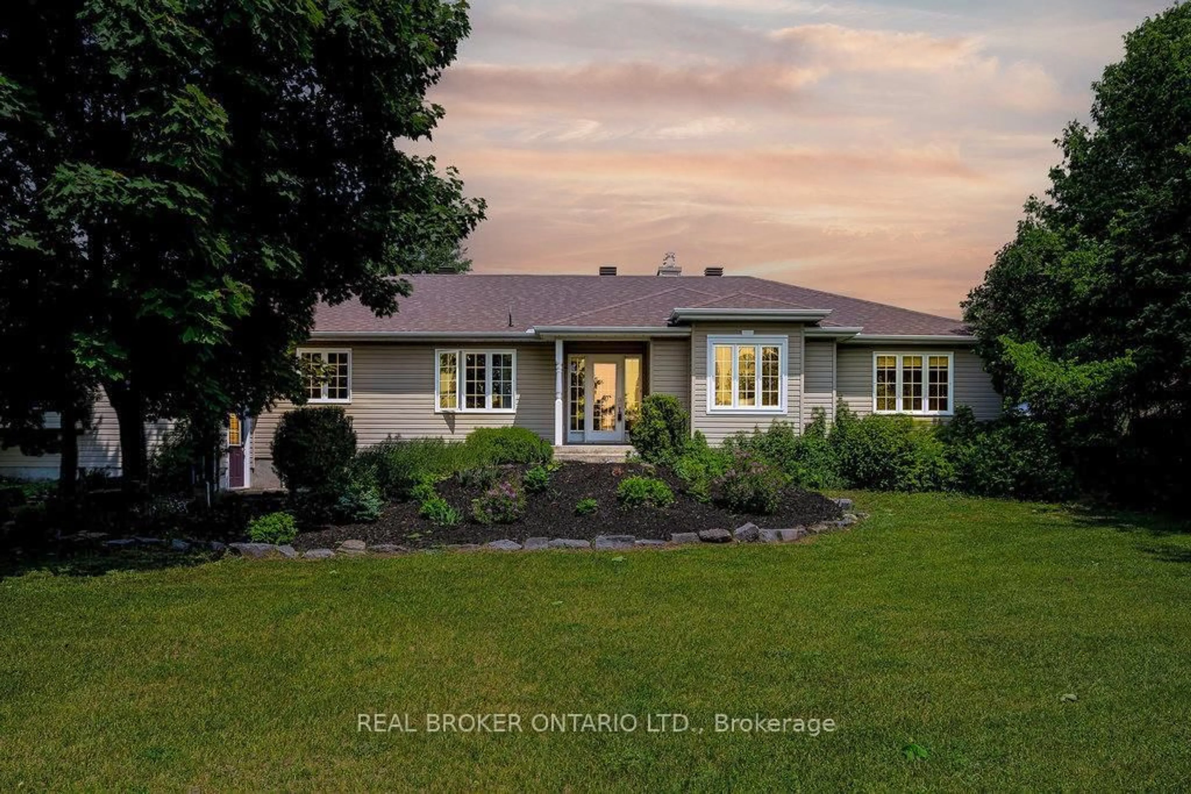 Home with vinyl exterior material, unknown for 3374 Greenland Rd, Ottawa Ontario K0A 1T0