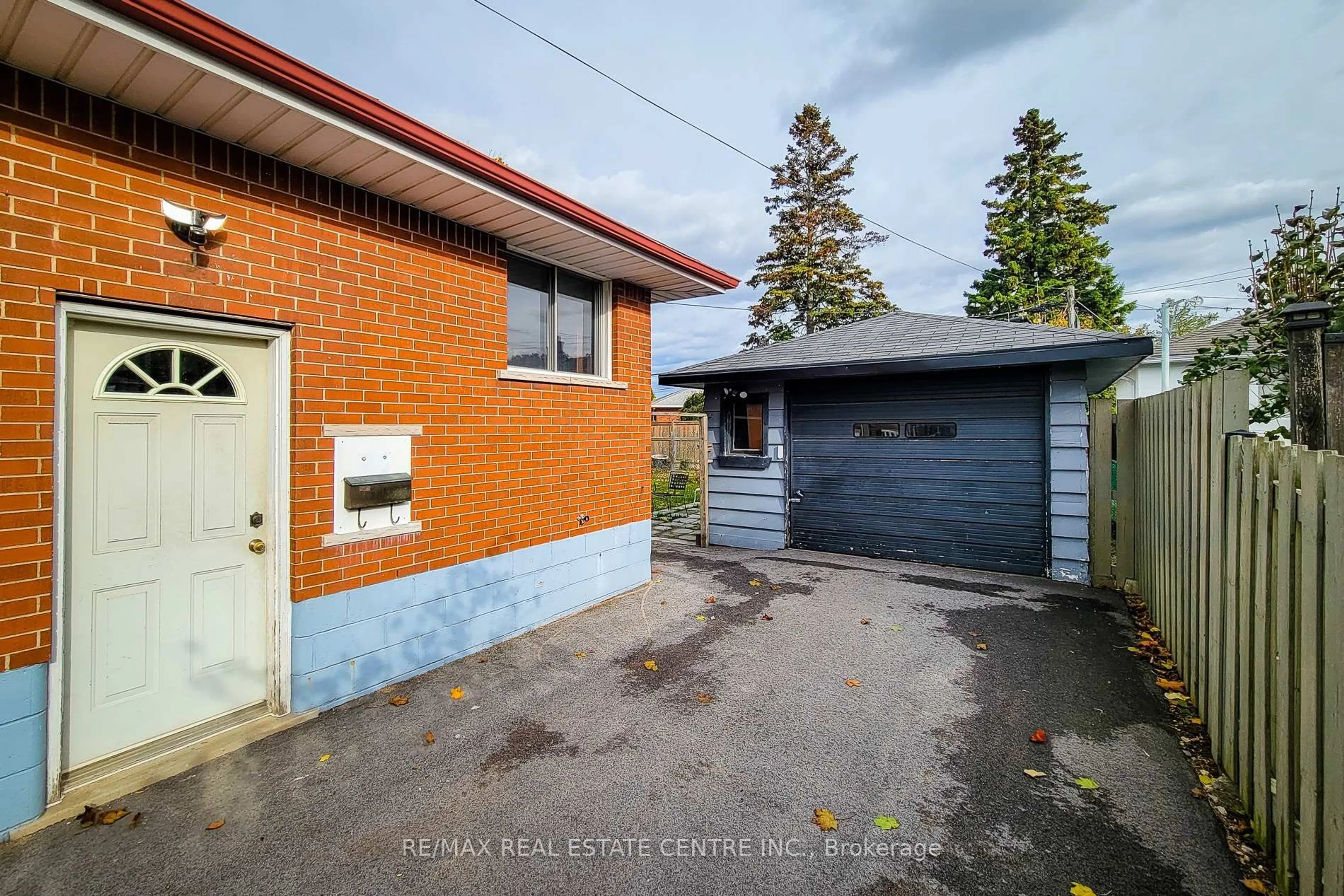 A pic from outside/outdoor area/front of a property/back of a property/a pic from drone, street for 103 East 45th St, Hamilton Ontario L8T 3J9