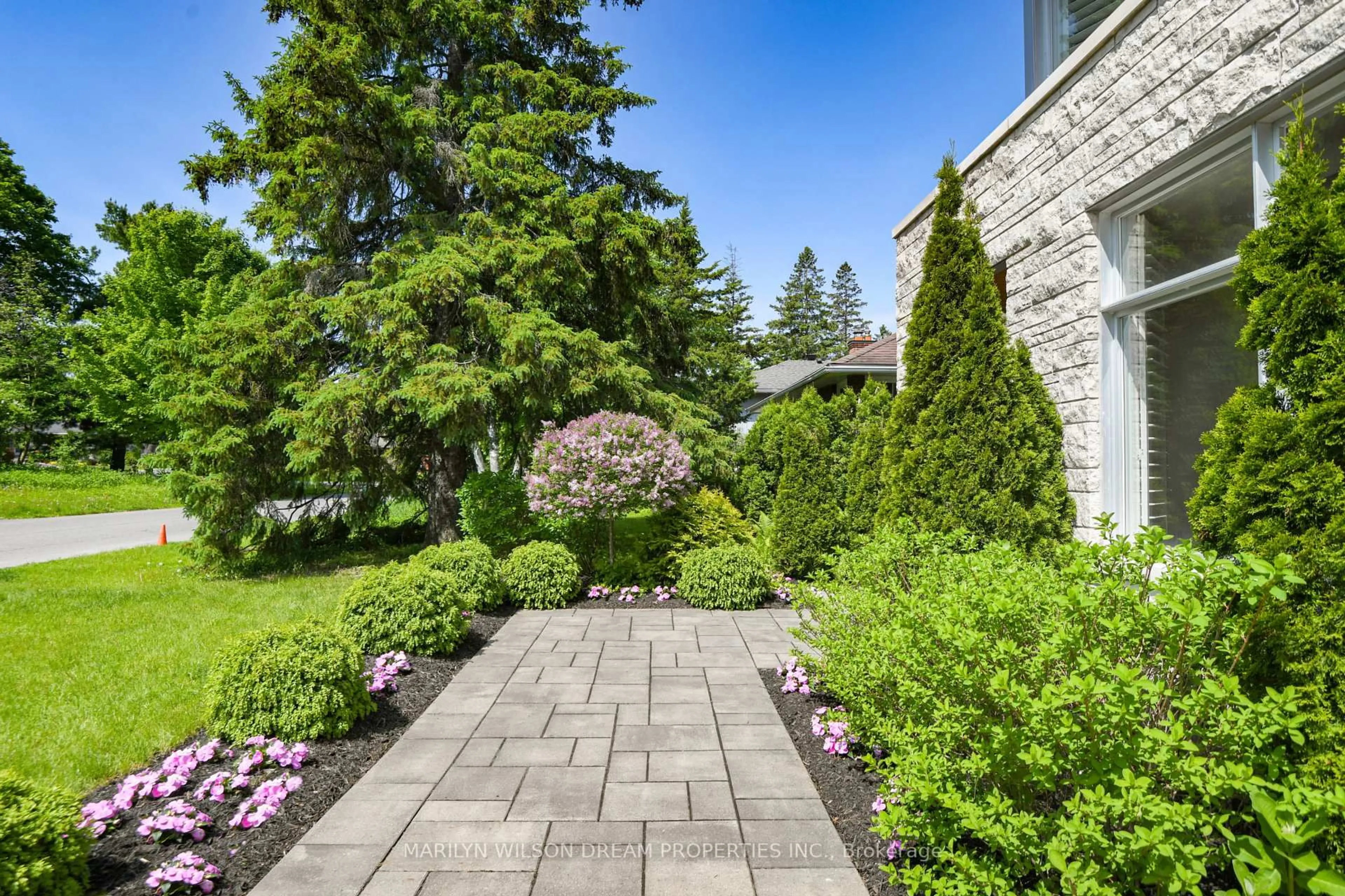 Patio, street for 377 Crestview Rd, Ottawa Ontario K1H 5G7