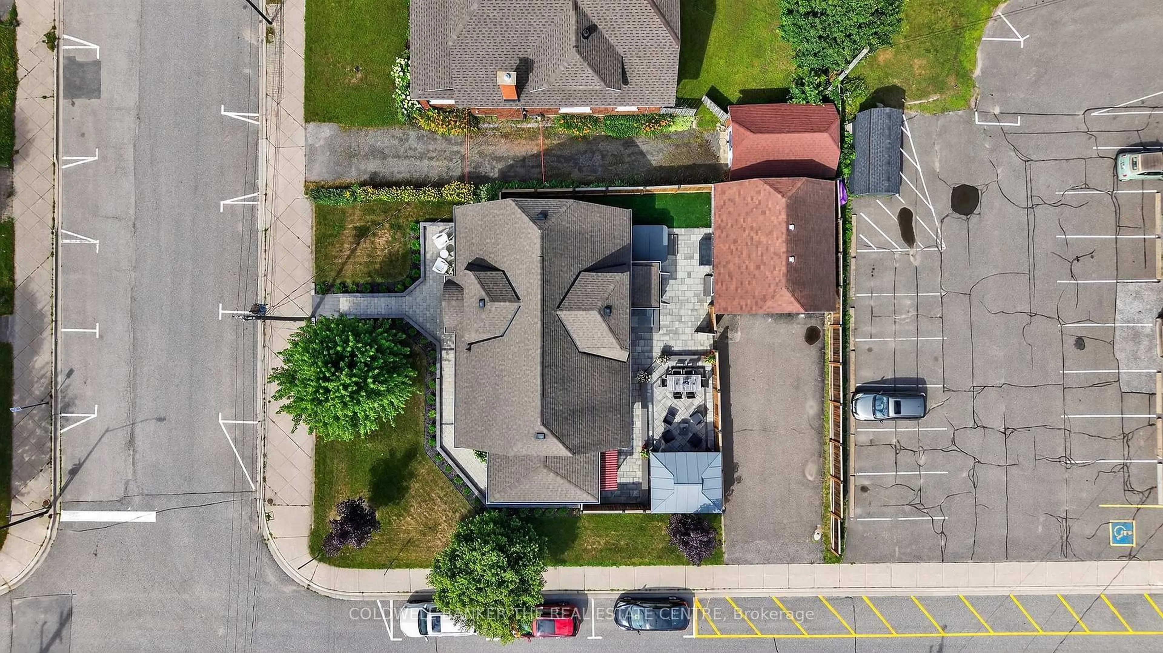 A pic from outside/outdoor area/front of a property/back of a property/a pic from drone, street for 190 Royal St royal St, Gravenhurst Ontario P1P 1H5