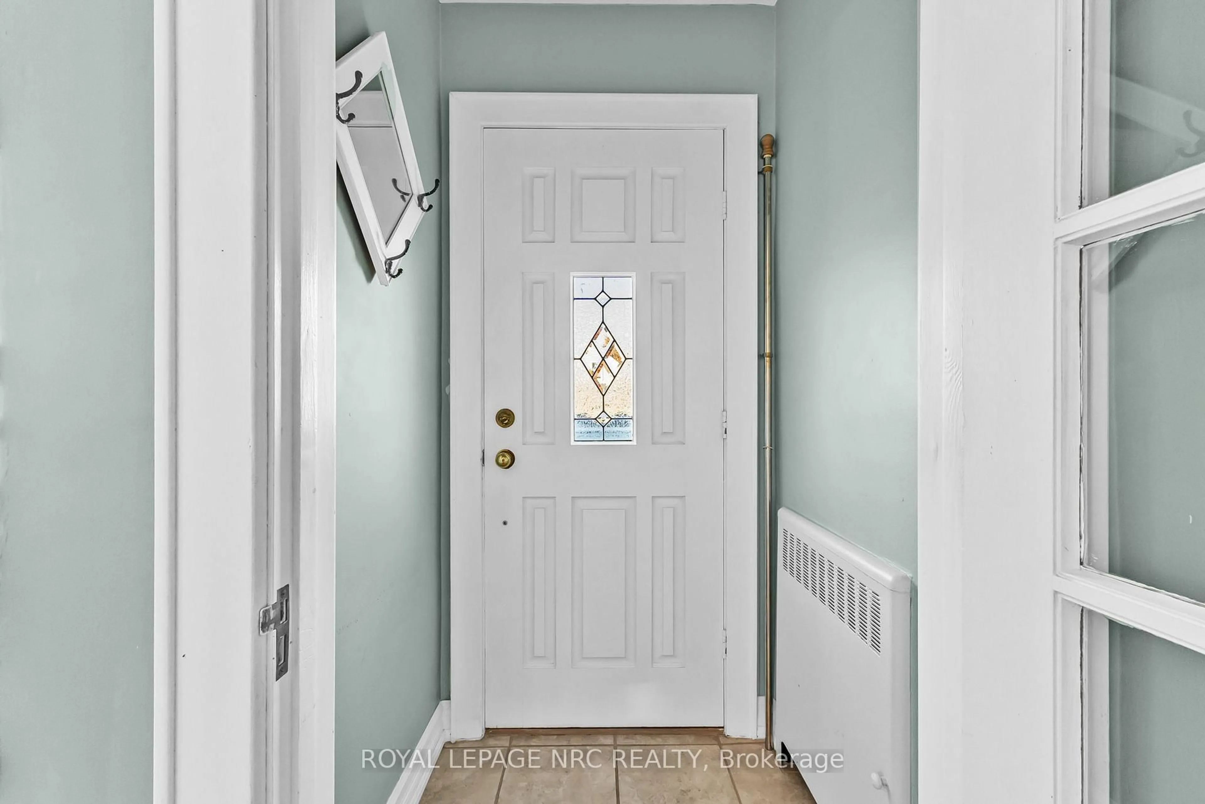 Indoor entryway for 20 Helen St, Port Colborne Ontario L3K 3N9