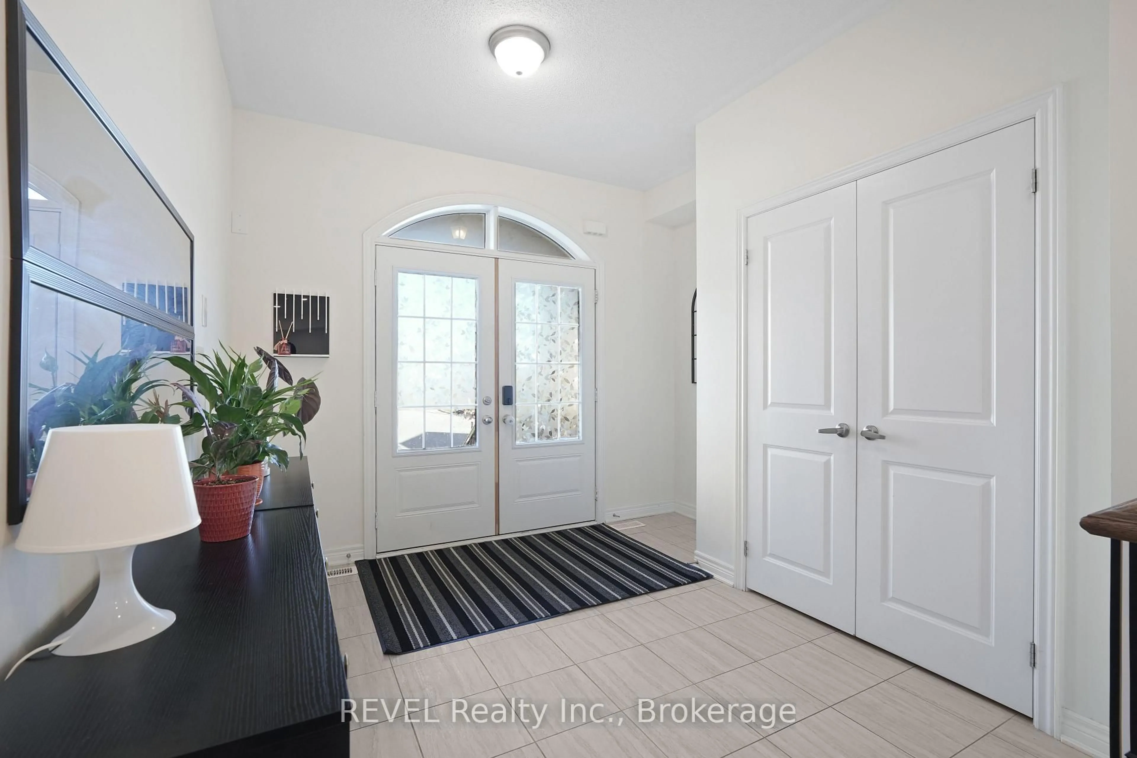 Indoor entryway for 44 Spring Crest Way, Thorold Ontario L2V 0J8