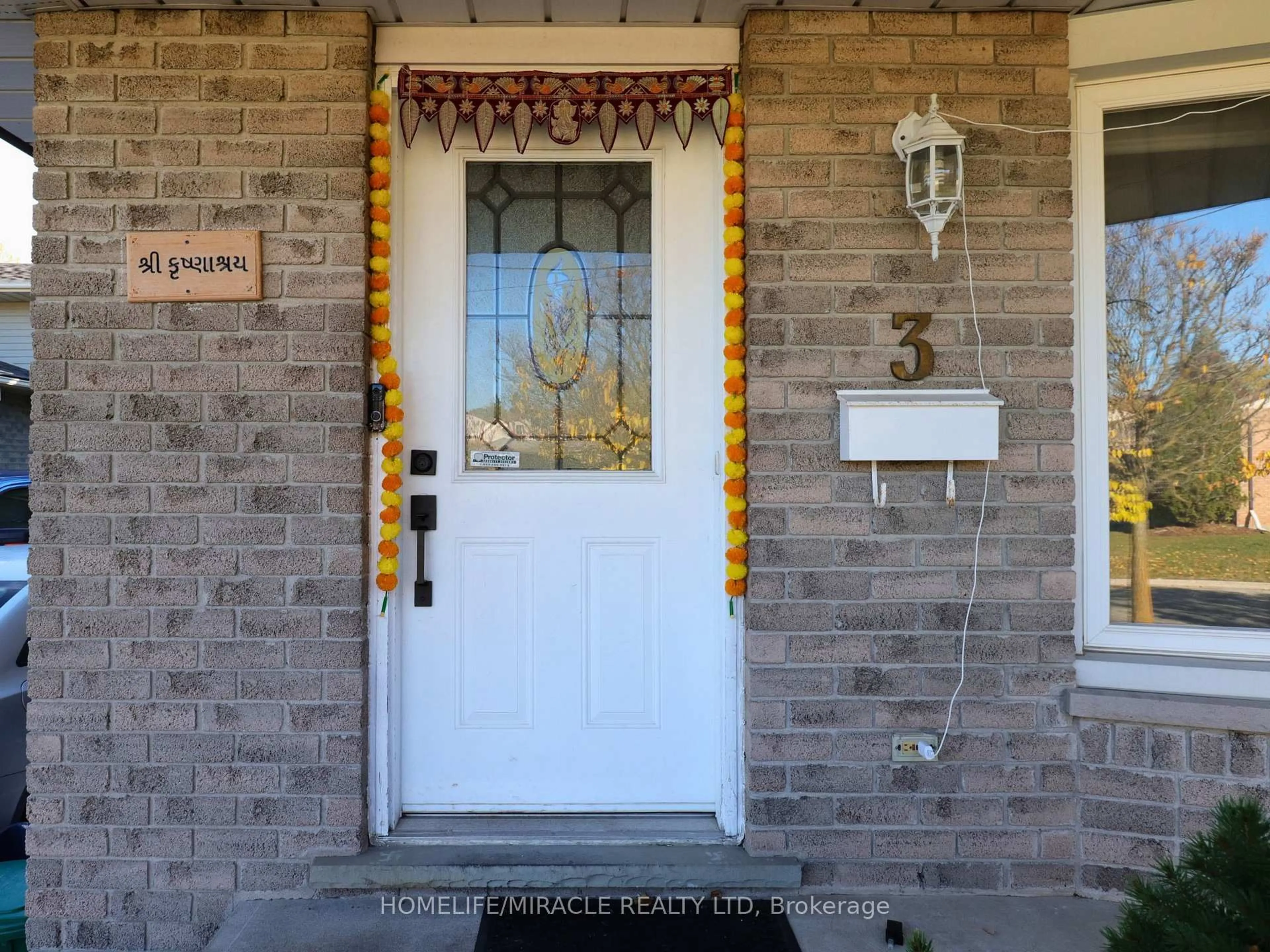 Indoor entryway for 3 Caprice Crt, Kitchener Ontario N2M 5M2