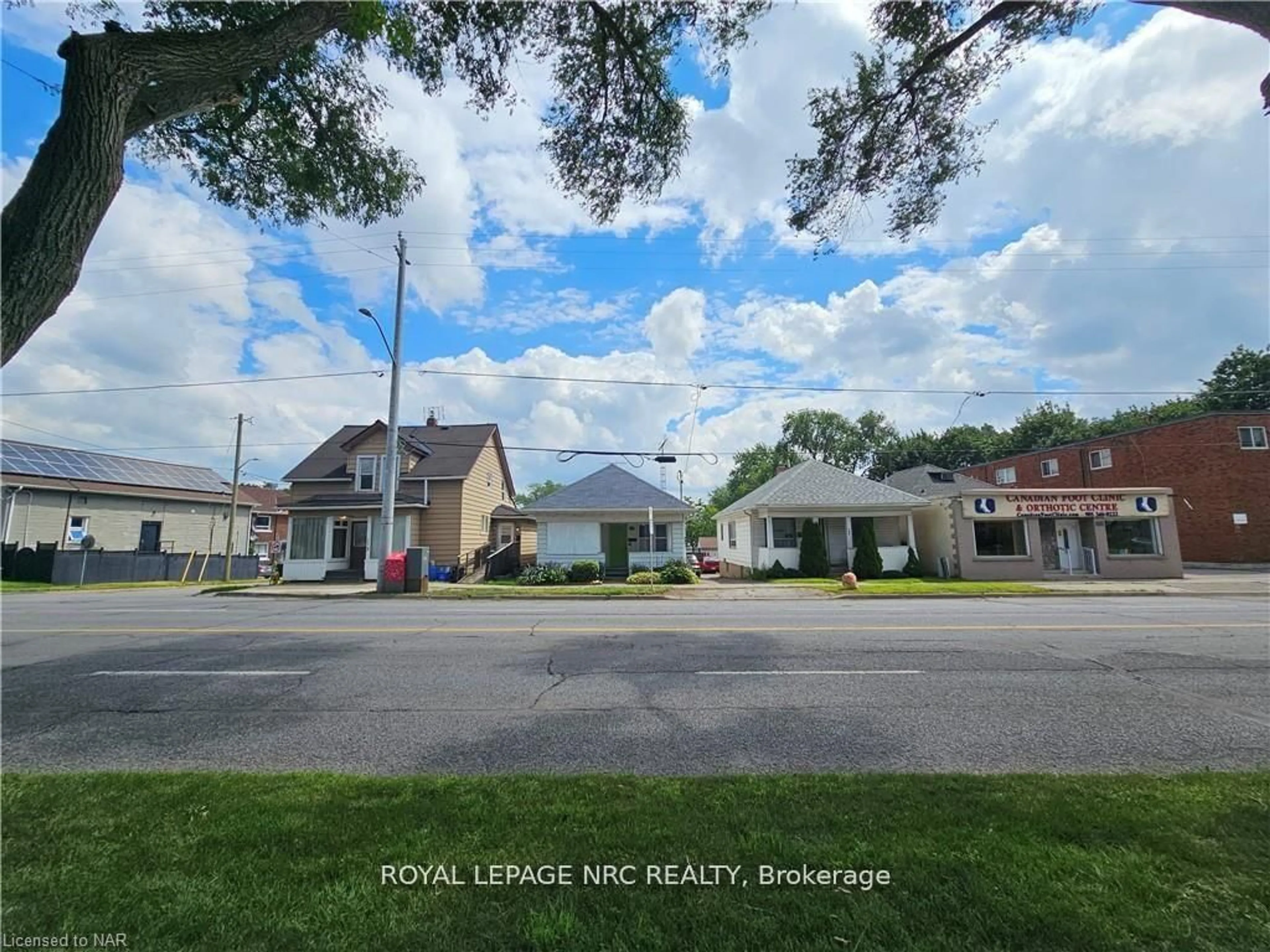 A pic from outside/outdoor area/front of a property/back of a property/a pic from drone, street for 170 Niagara St, St. Catharines Ontario L2R 4L4