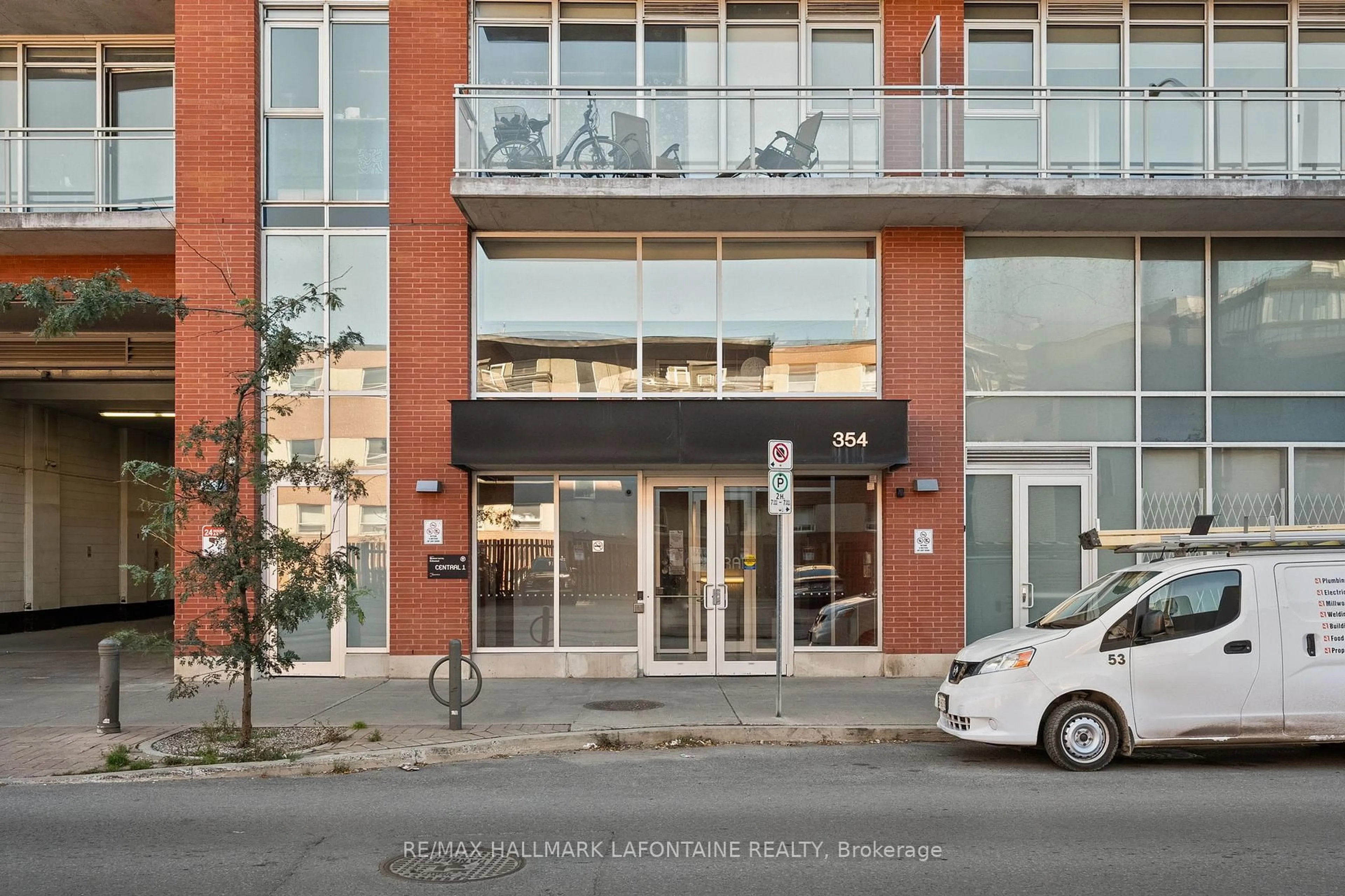 Indoor foyer for 354 Gladstone Ave #224, Ottawa Ontario K2P 0R4