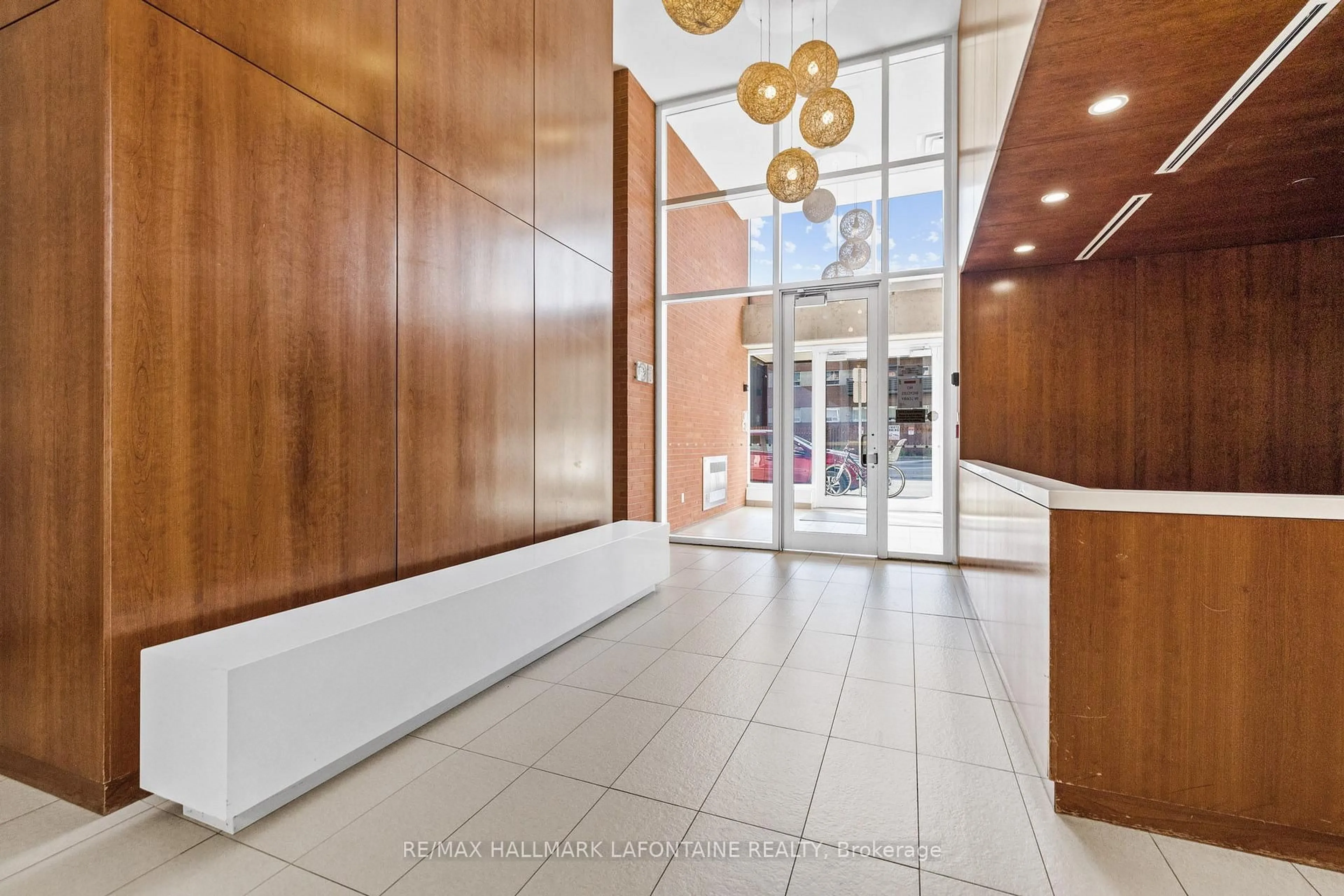 Indoor foyer for 354 Gladstone Ave #224, Ottawa Ontario K2P 0R4