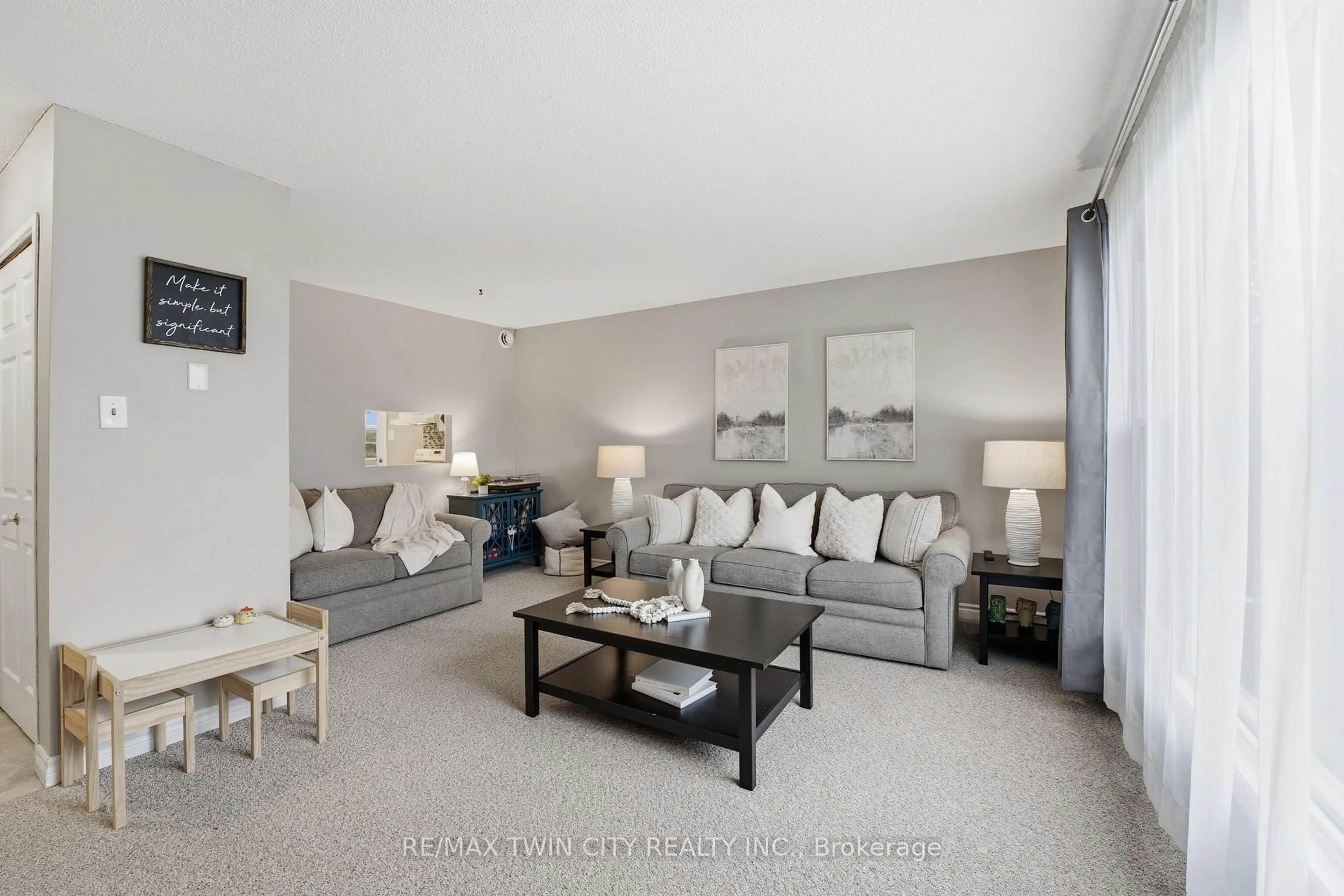 Living room with furniture, carpet floor for 11 Hillbrook Cres, Kitchener Ontario N2N 1J4