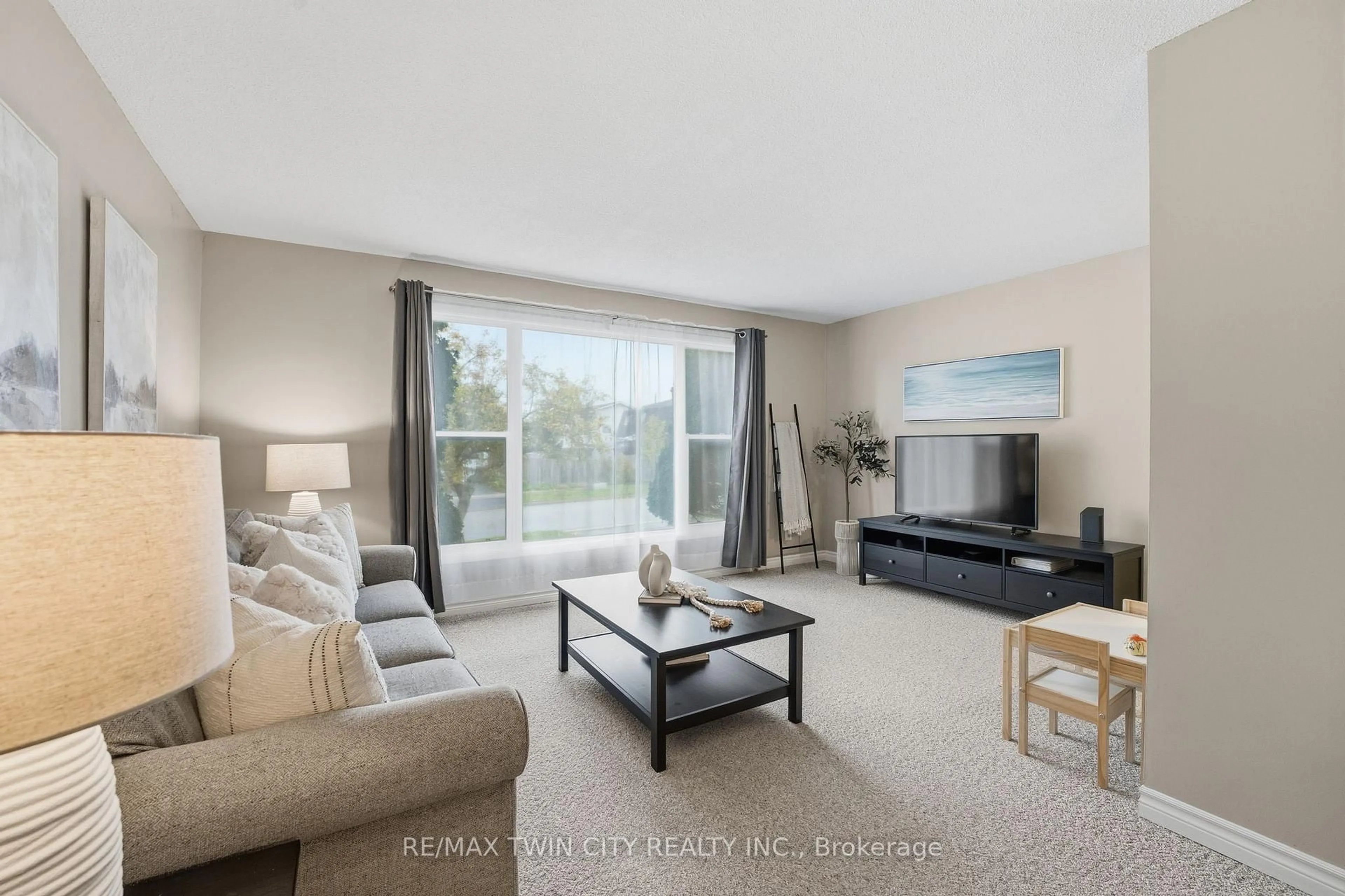 Living room with furniture, unknown for 11 Hillbrook Cres, Kitchener Ontario N2N 1J4